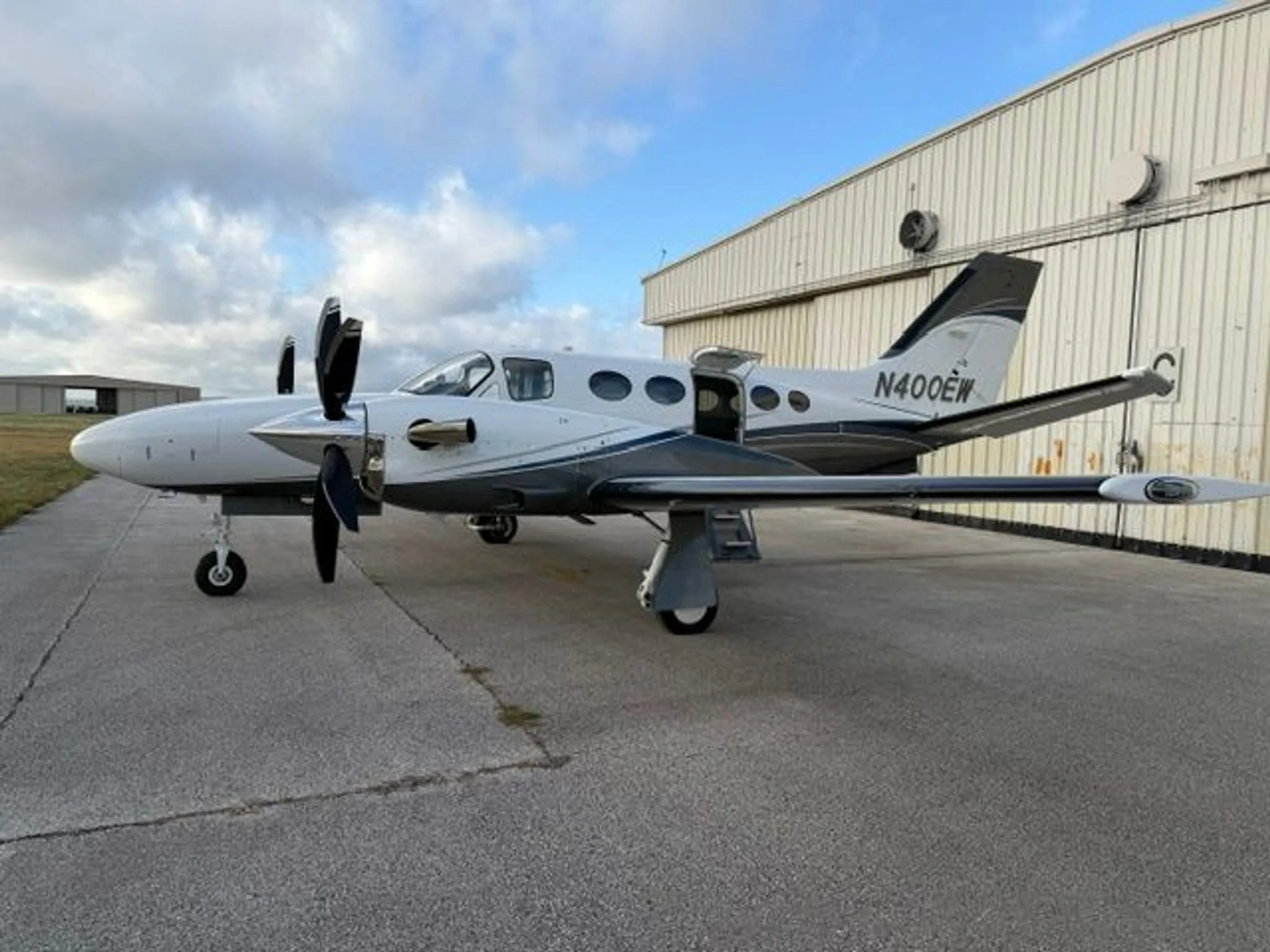 Exterior view of a 1981 CESSNA CONQUEST I, N400EW.
