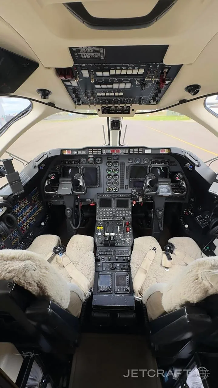 Cockpit and instrument panel of a 2010 HAWKER 400XP.