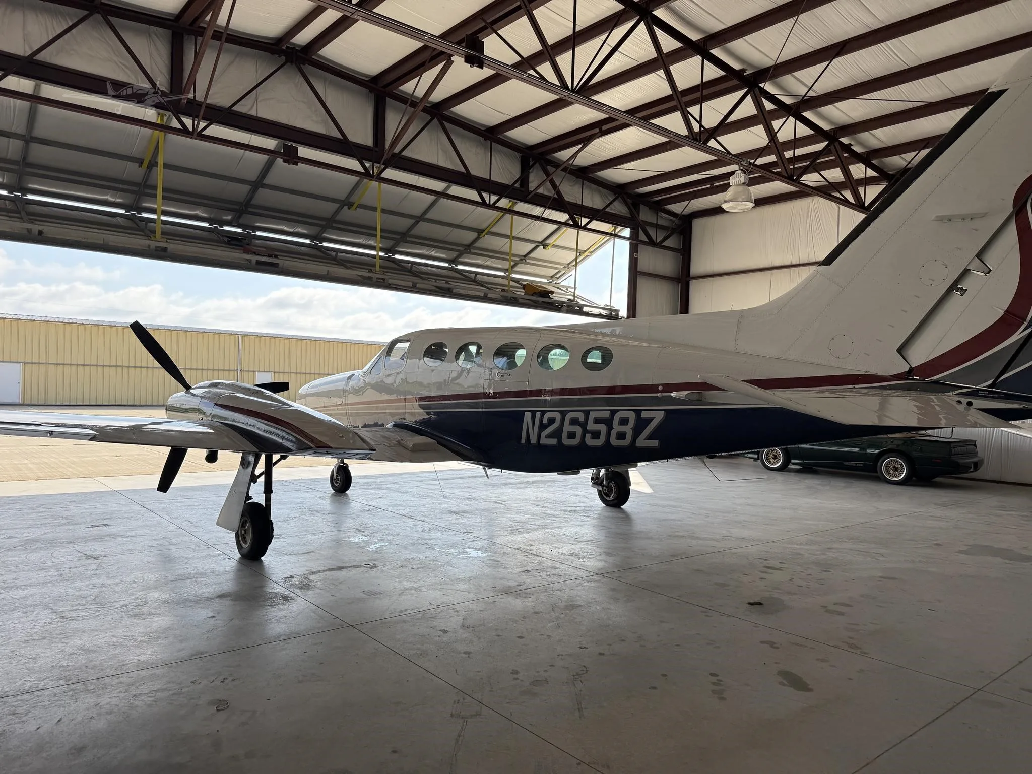 Exterior view of a CESSNA 421C, N2658Z.