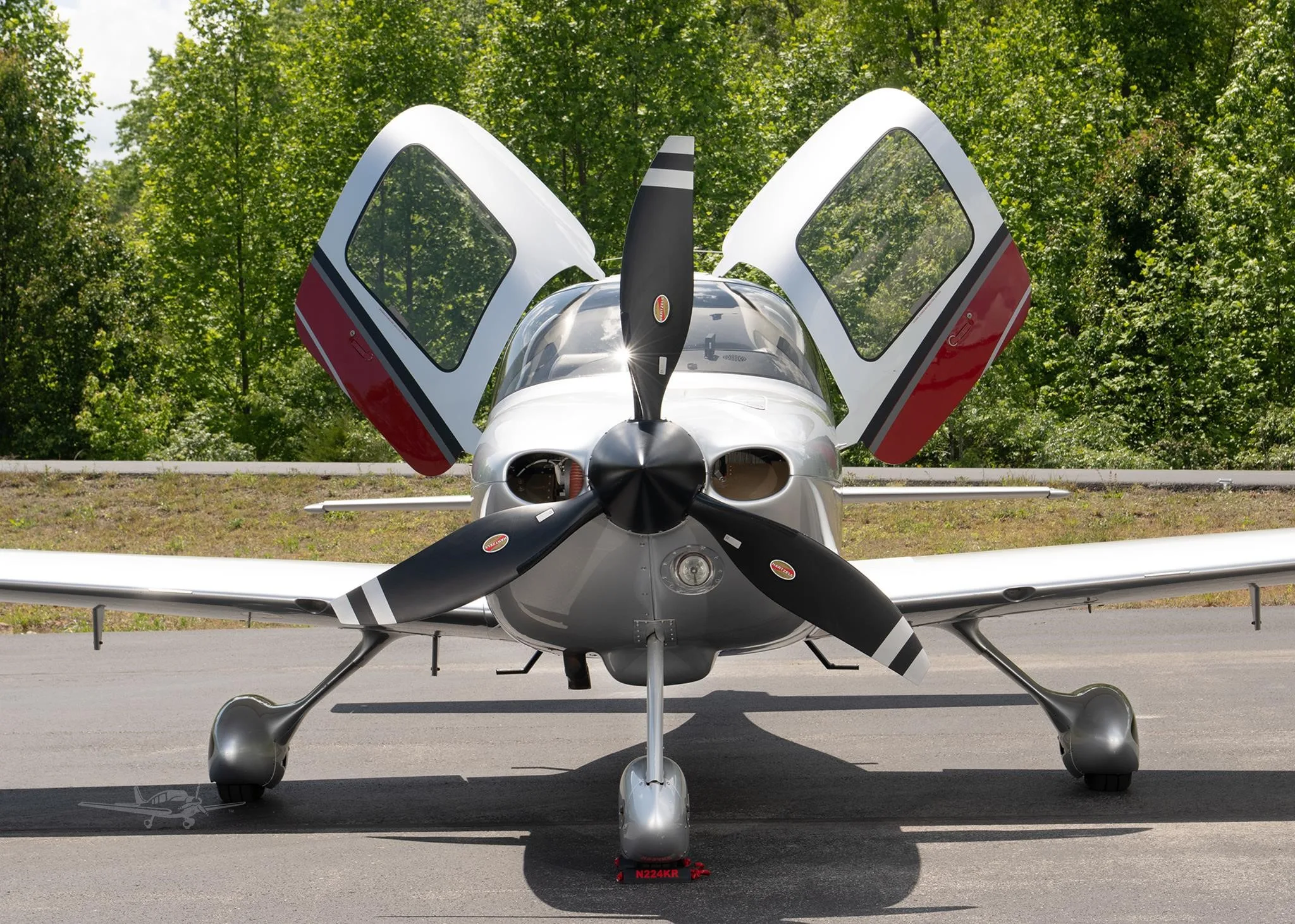 Exterior view of a 2002 CIRRUS SR22, N224KR.