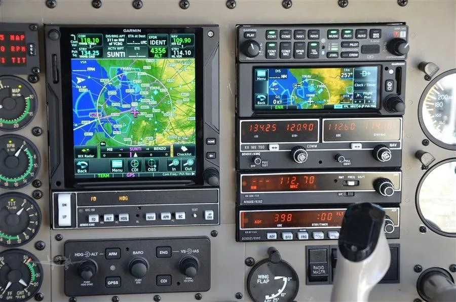 Avionics suite of a 1997 PIPER SENECA V.