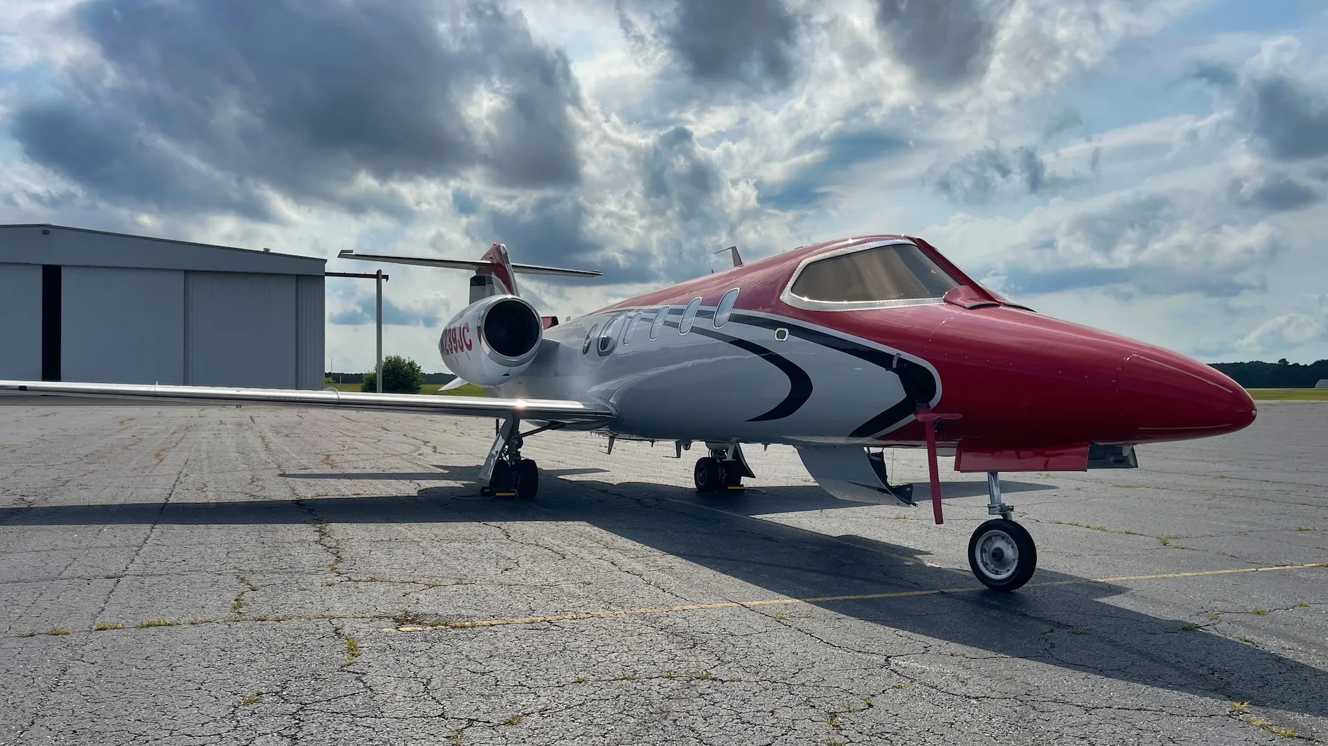Exterior view of a 2002 Bombardier learjet 31a.