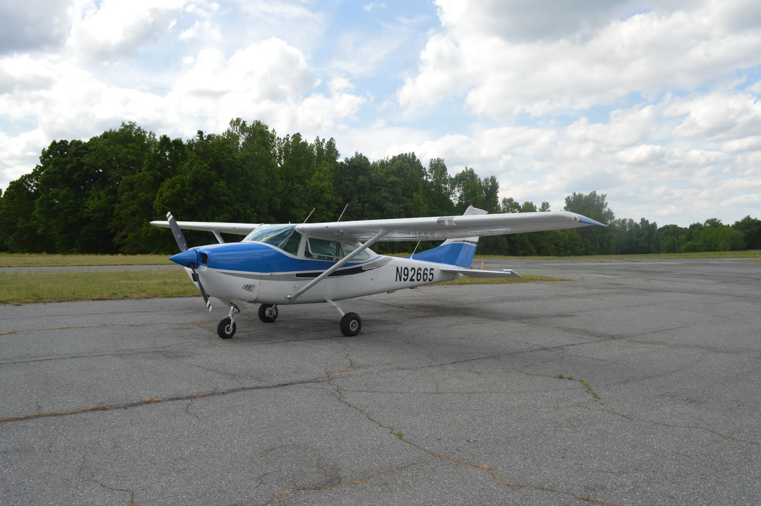 Exterior view of a 1970 Cessna 182N 18260302, N92665.