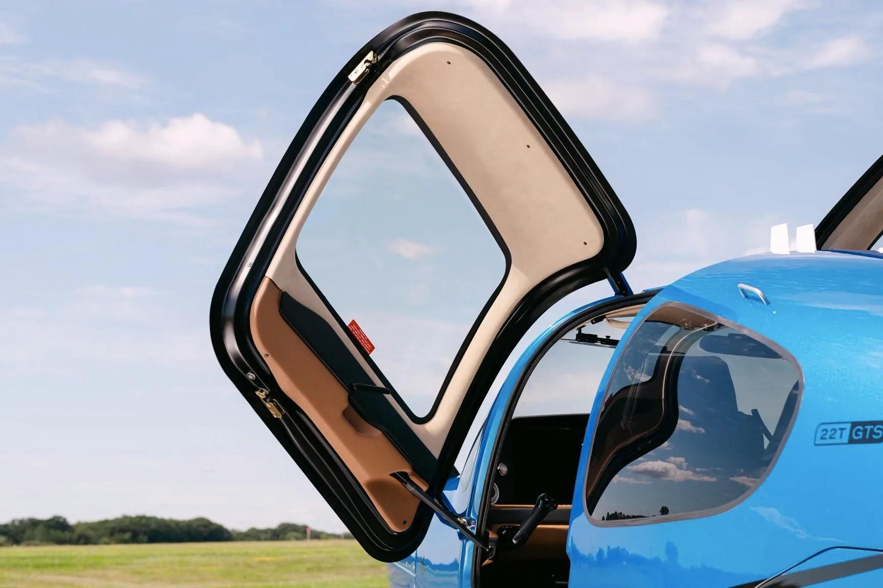 Exterior view of a 2025 Cirrus SR22-G7 Turbo, N246EG.