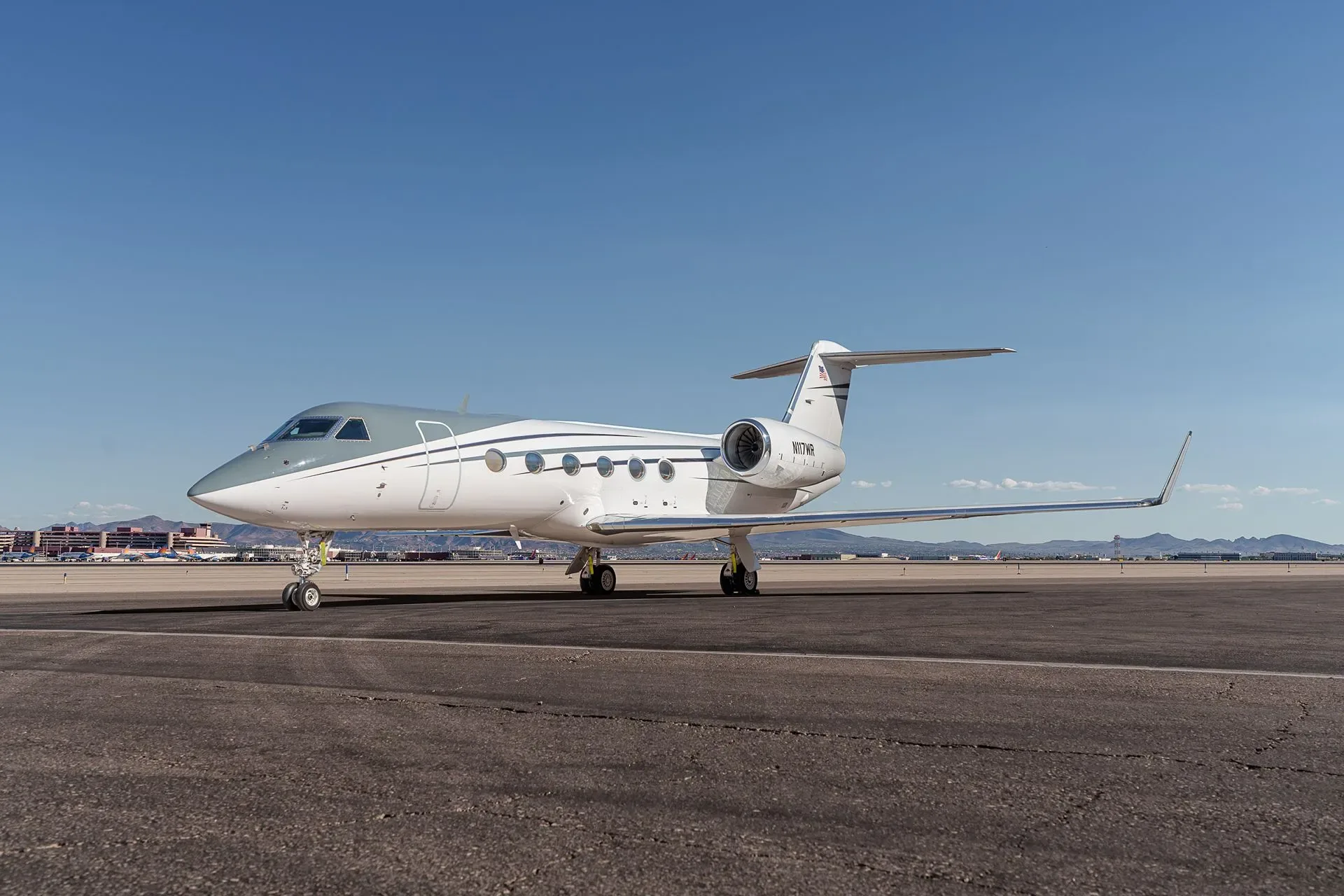Exterior view of a 2005 Gulfstream G350, N117WR.