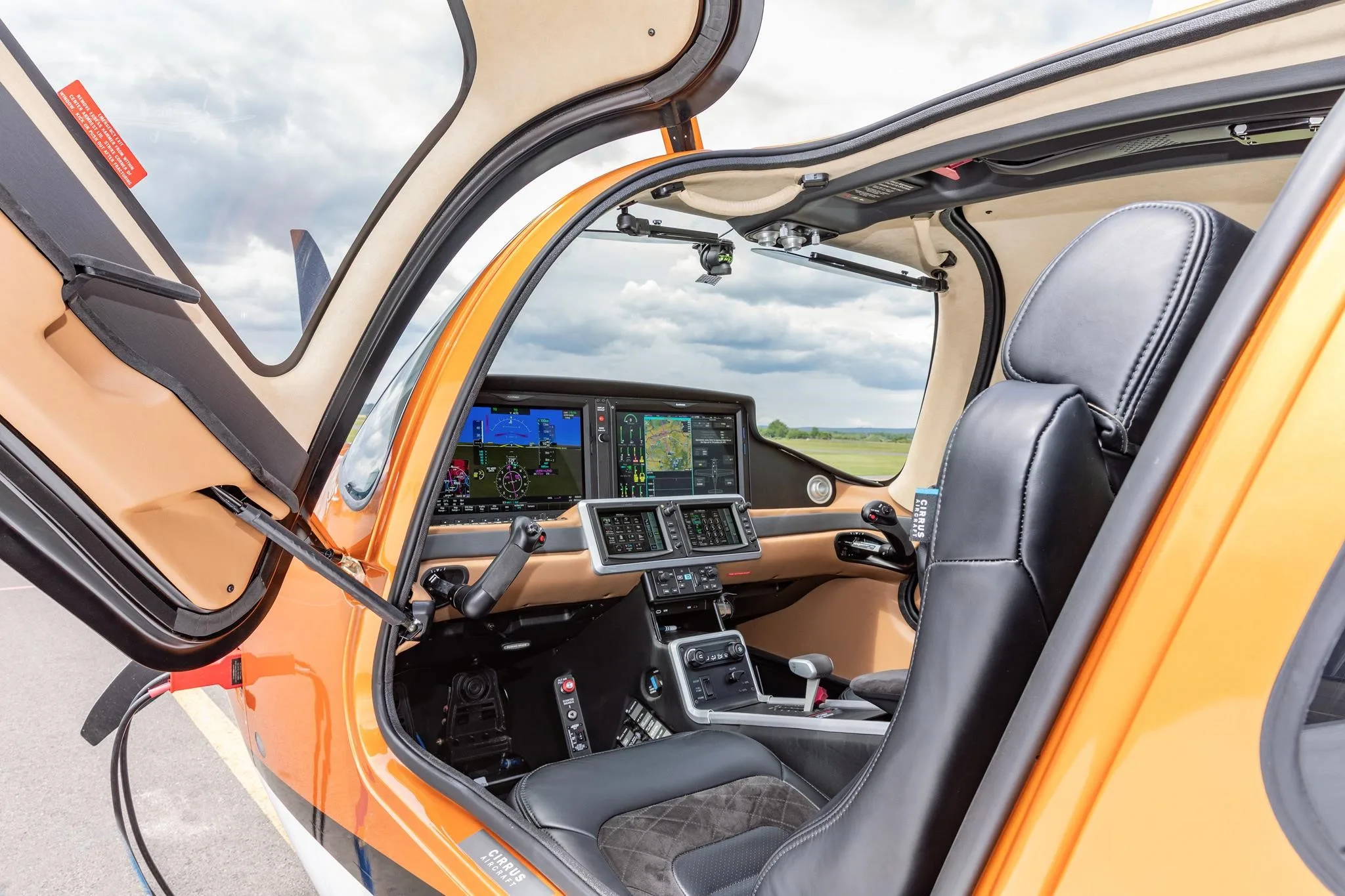 Cockpit and instrument panel of a 2024 CIRRUS SR22-G7.