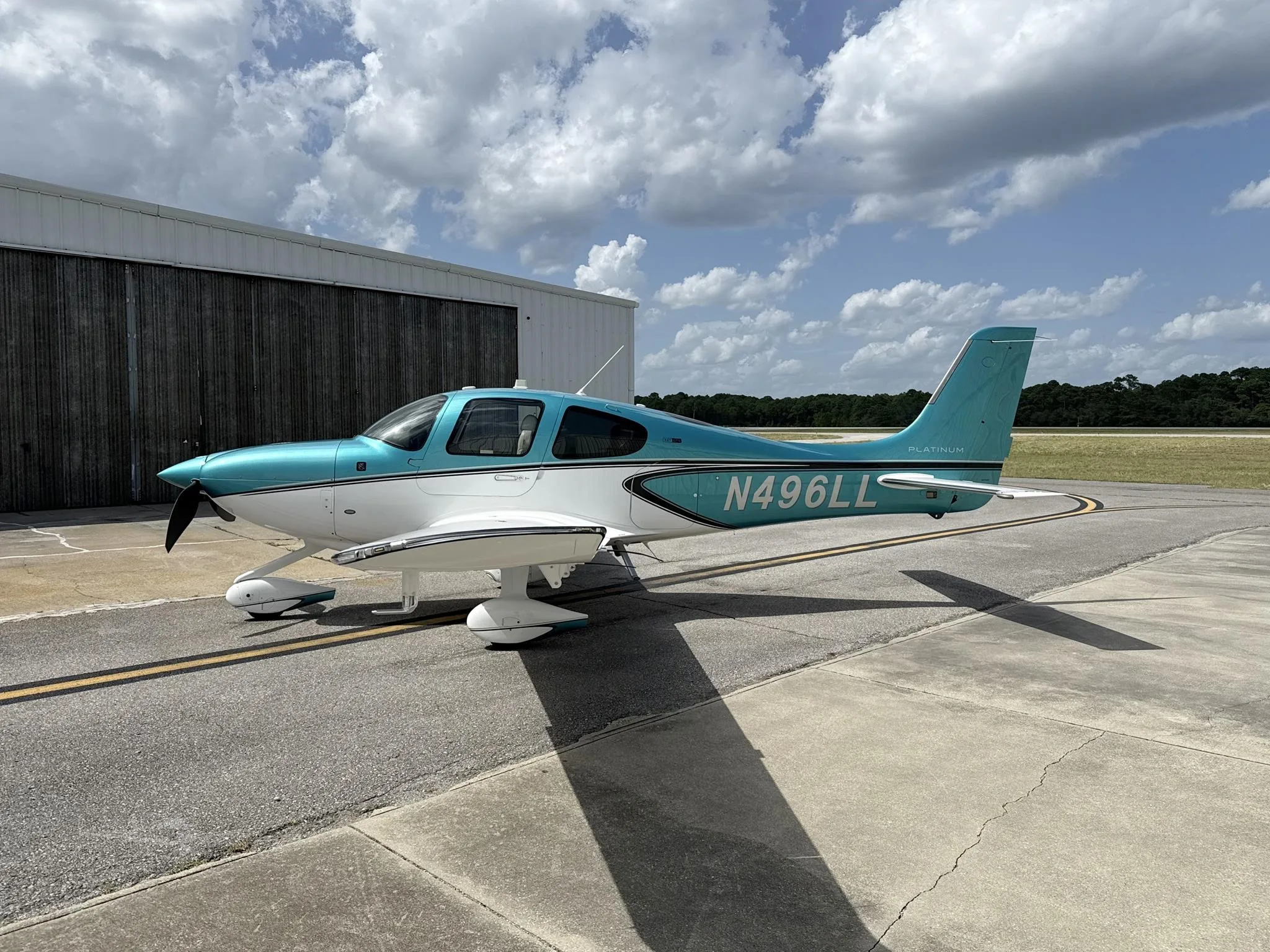Exterior view of a 2023 CIRRUS SR22-G6 TURBO, N496LL.