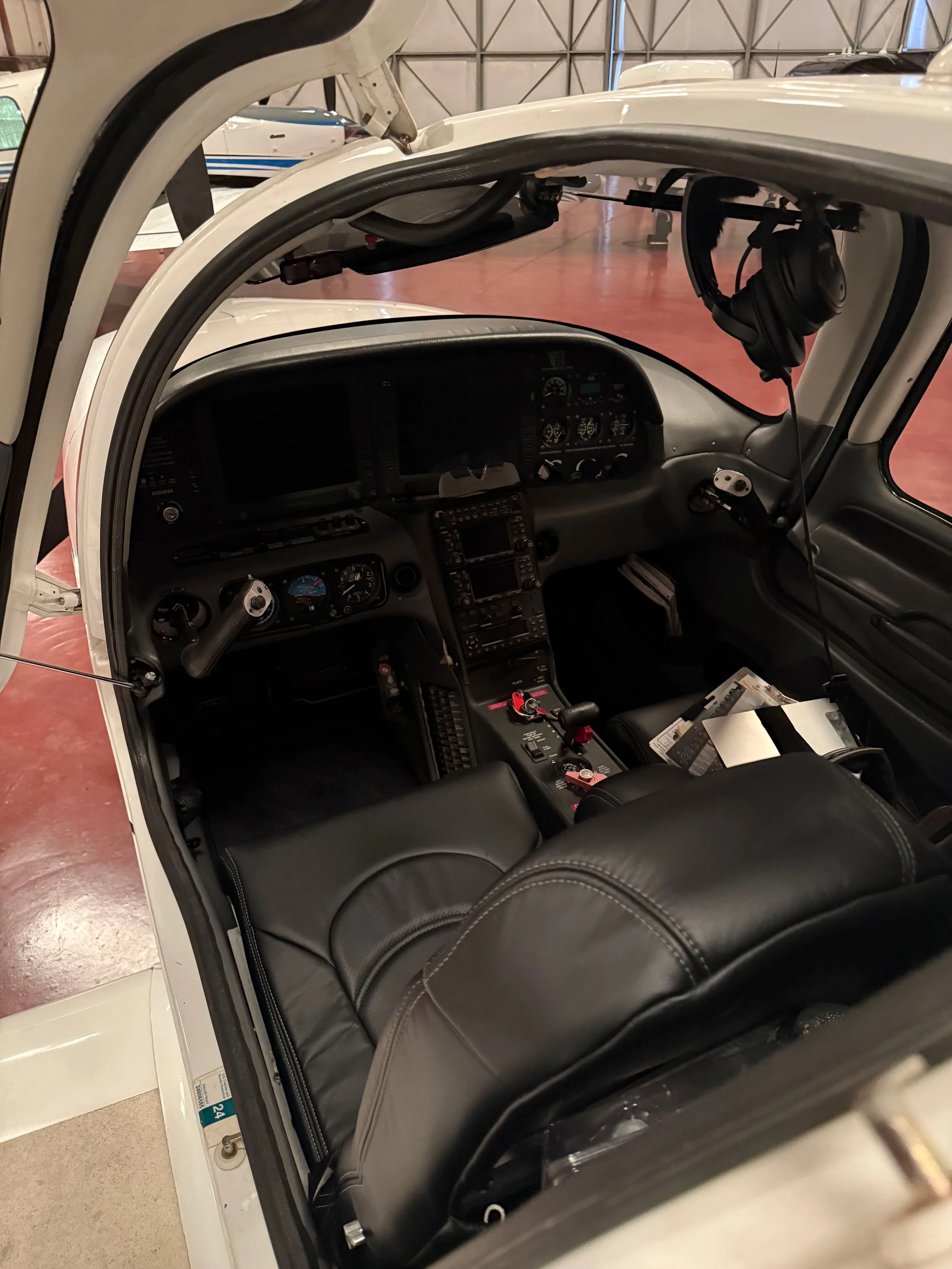 Cockpit and instrument panel of a 2005 Cirrus SR22 GTS.