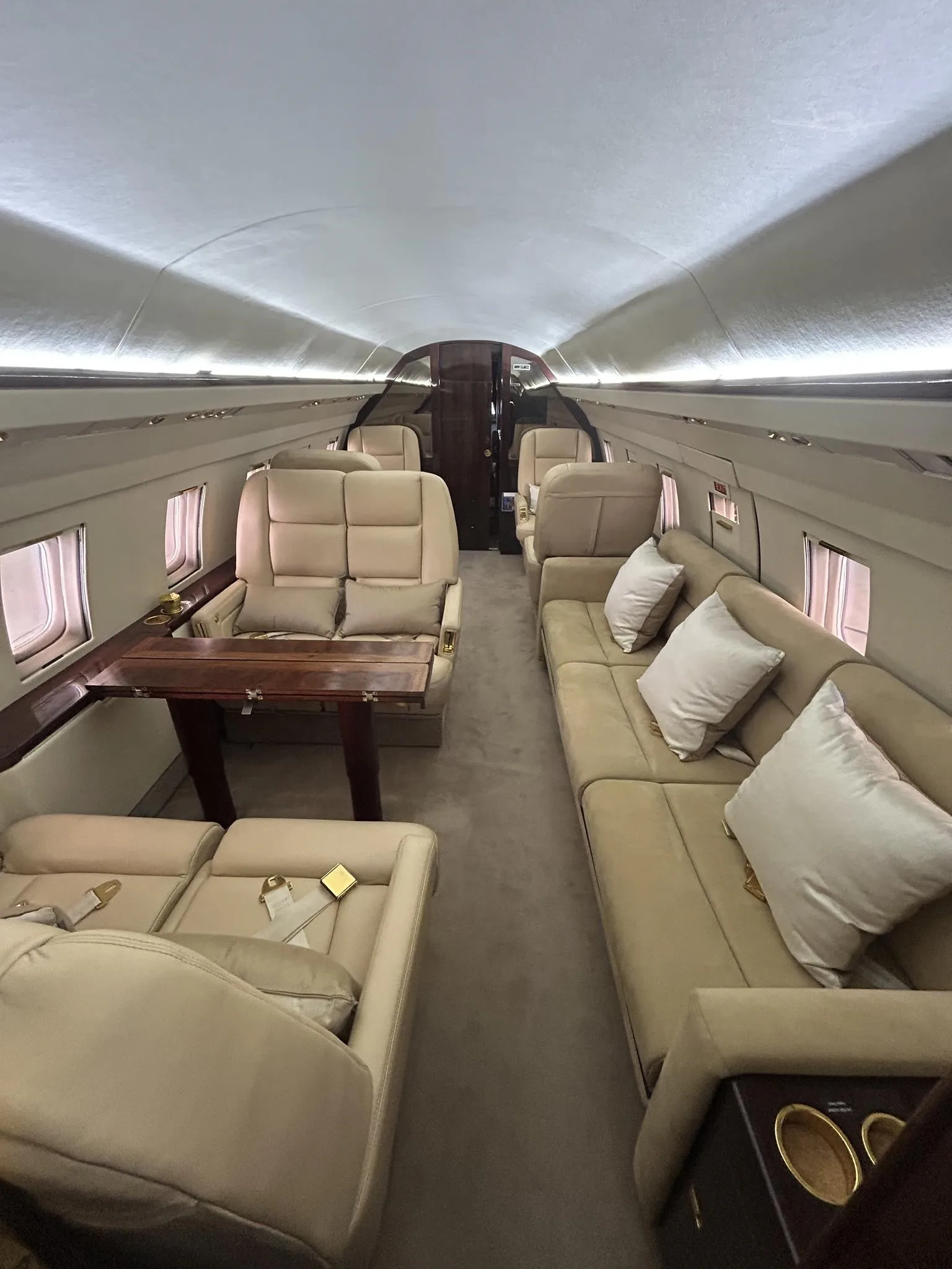 Cabin interior of a 1982 BOMBARDIER CHALLENGER 600.