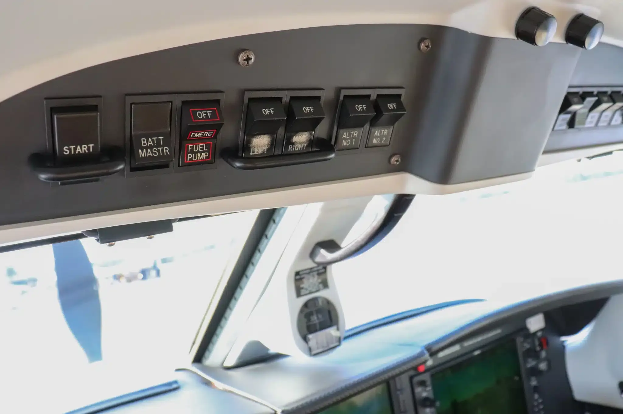 Cockpit and instrument panel of a 2014 Piper Malibu Mirage.
