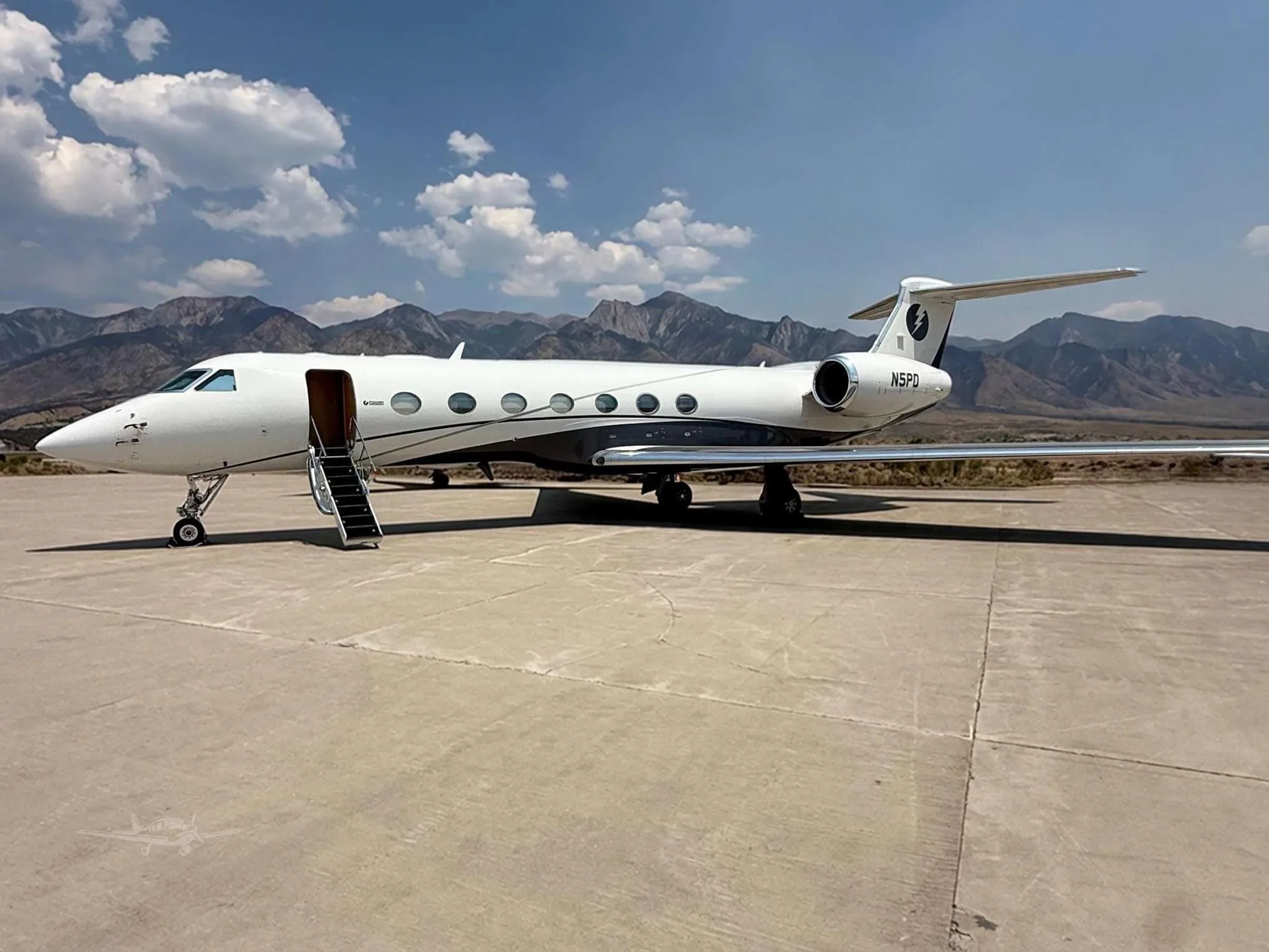 Exterior view of a 2013 GULFSTREAM G550, N5PD.