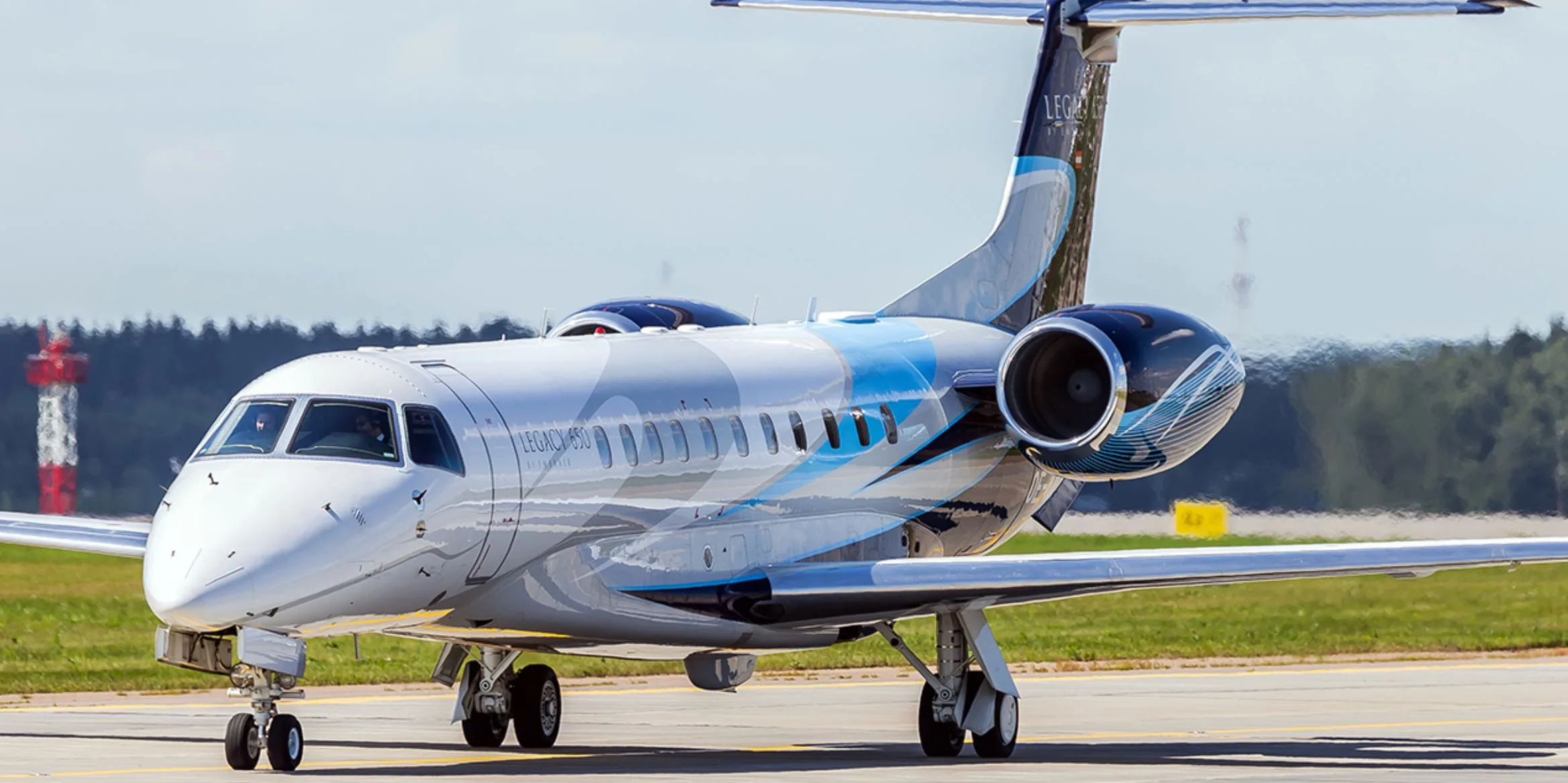 Exterior view of a 2011 Embraer legacy 650, OE-IML.