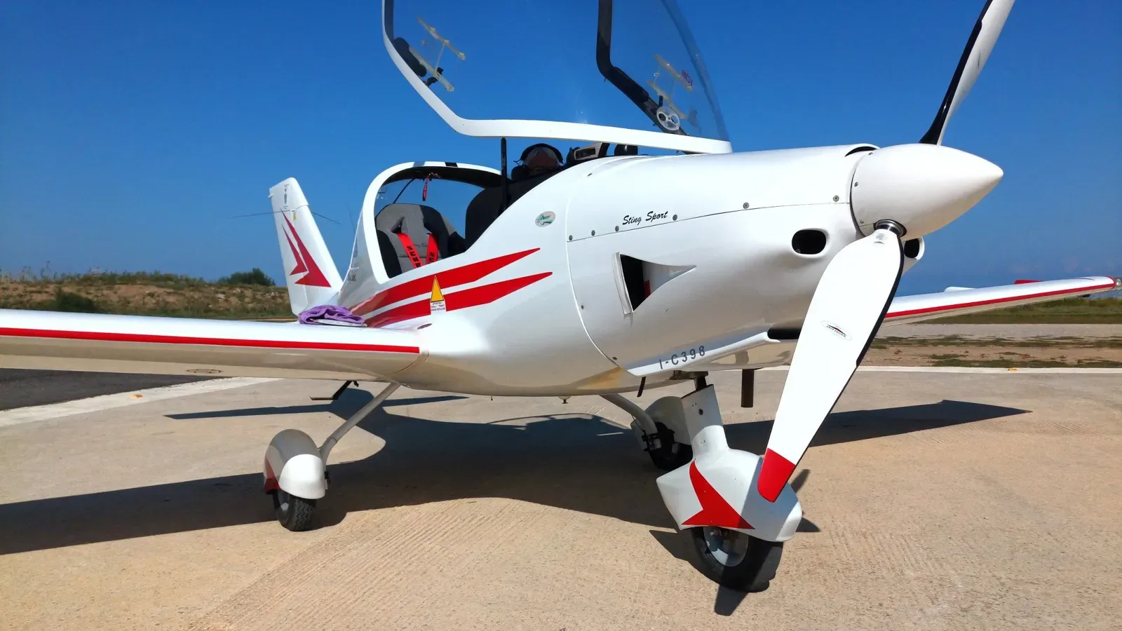 Exterior view of a 2007 TL Ultralight TL 2000 Sting S4.
