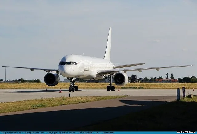 Exterior view of a 2000 Boeing B757-200F.