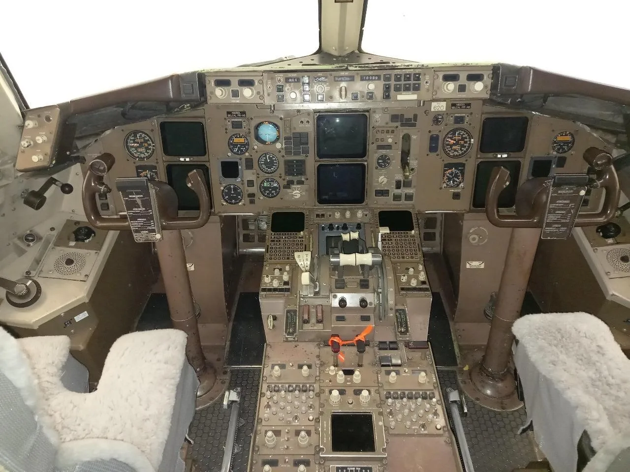Cockpit and instrument panel of a BOEING 757-200.
