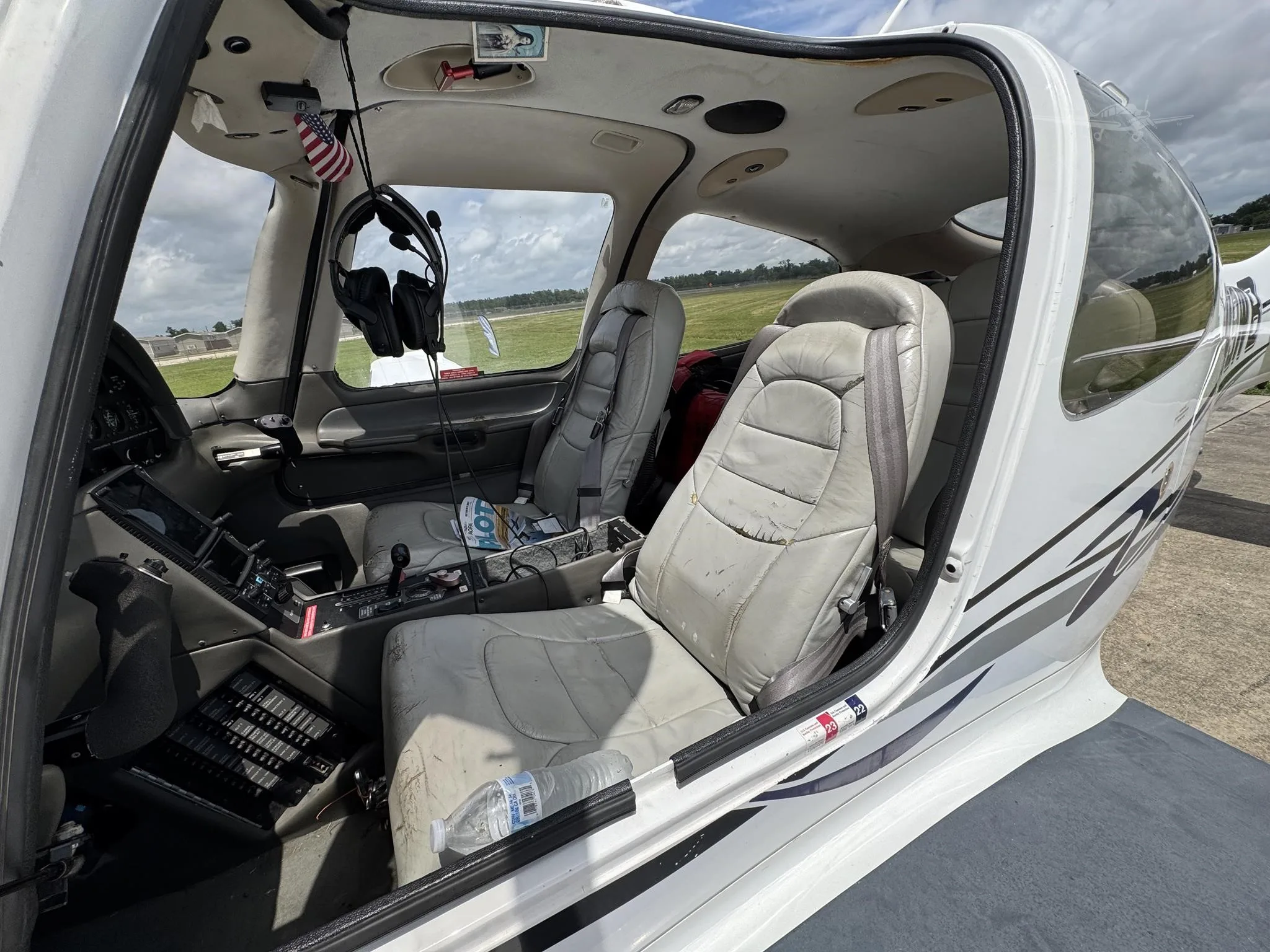 Exterior view of a 2003 CIRRUS SR22.