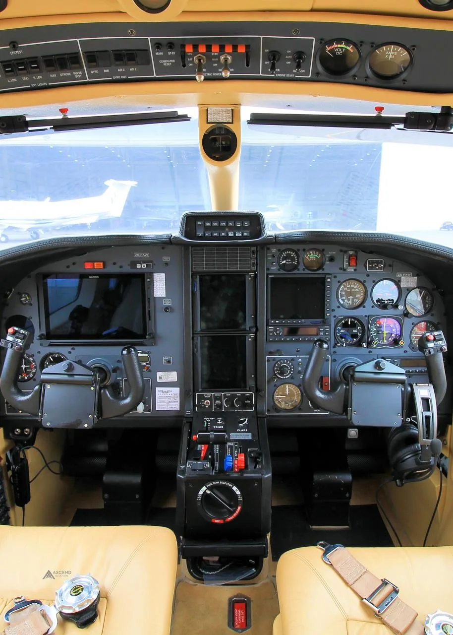 Cockpit and instrument panel of a 2006 DAHER TBM 700C2.