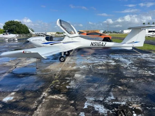 Exterior view of a 1998 DIAMOND DA20-C1, N916AZ.