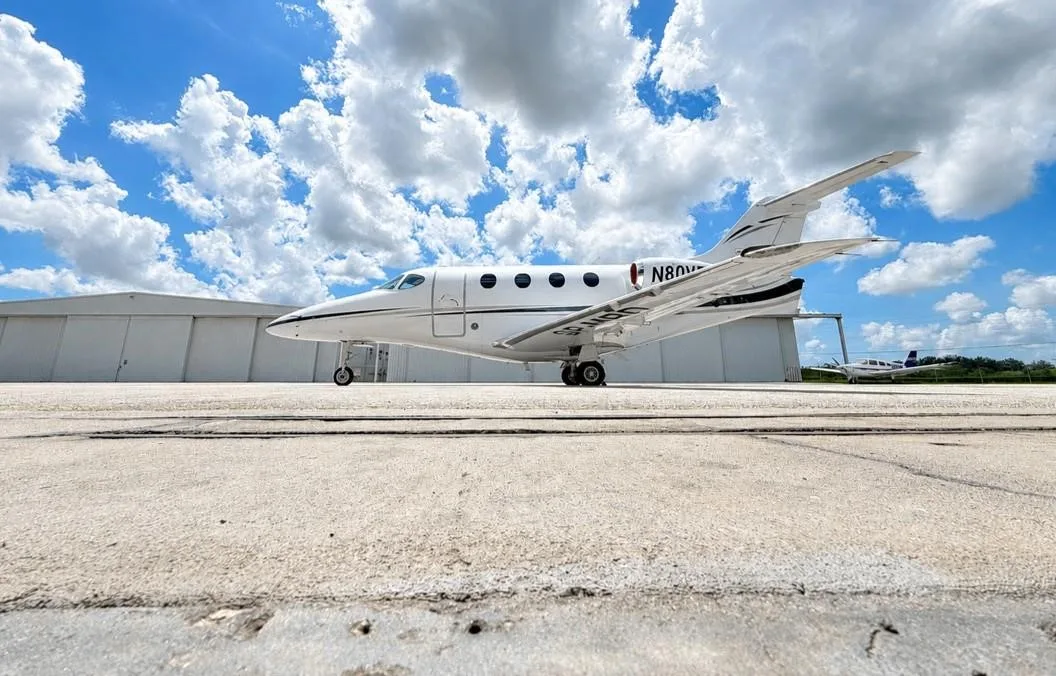 Exterior view of a 2001 BEECHCRAFT PREMIER I, N80VR.
