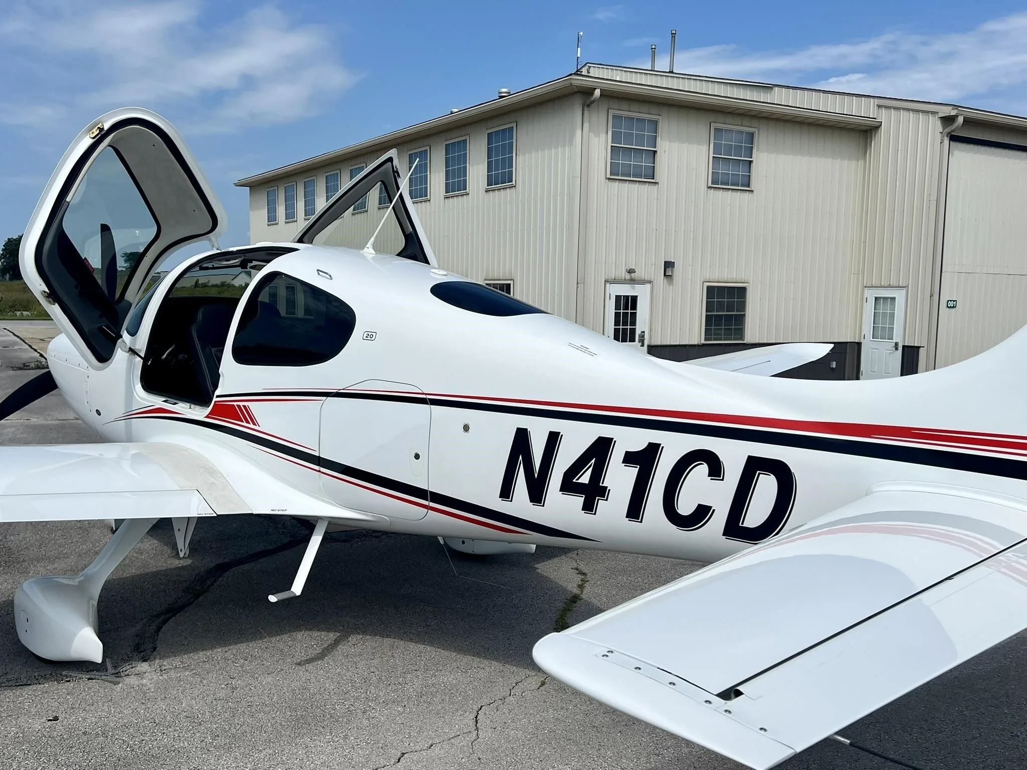 Exterior view of a 2020 CIRRUS SR20-G6, N41CD.
