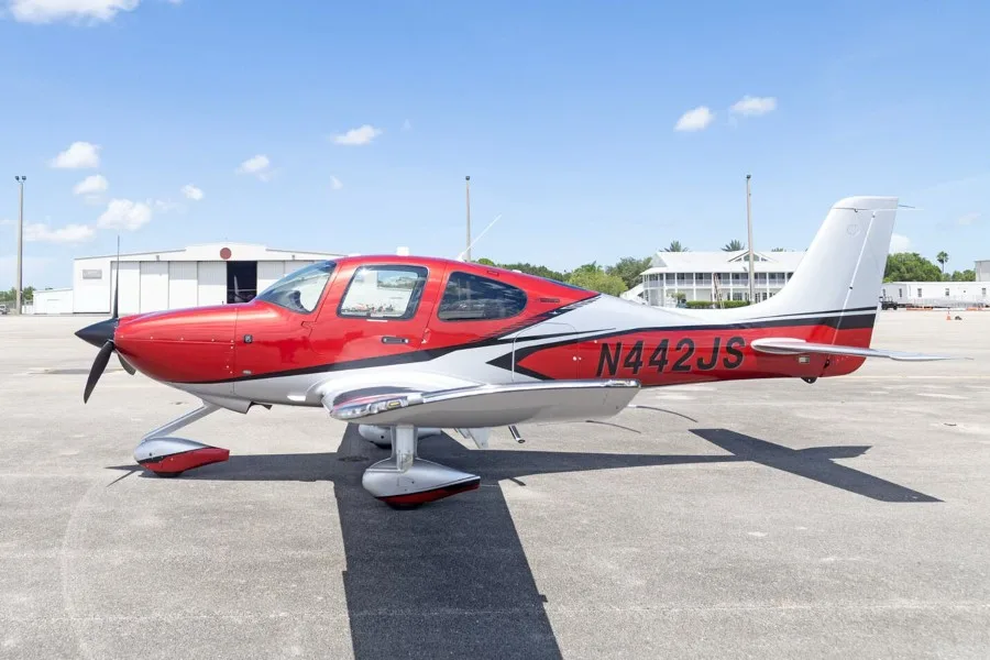 Exterior view of a 2024 Cirrus SR20, N442JS.
