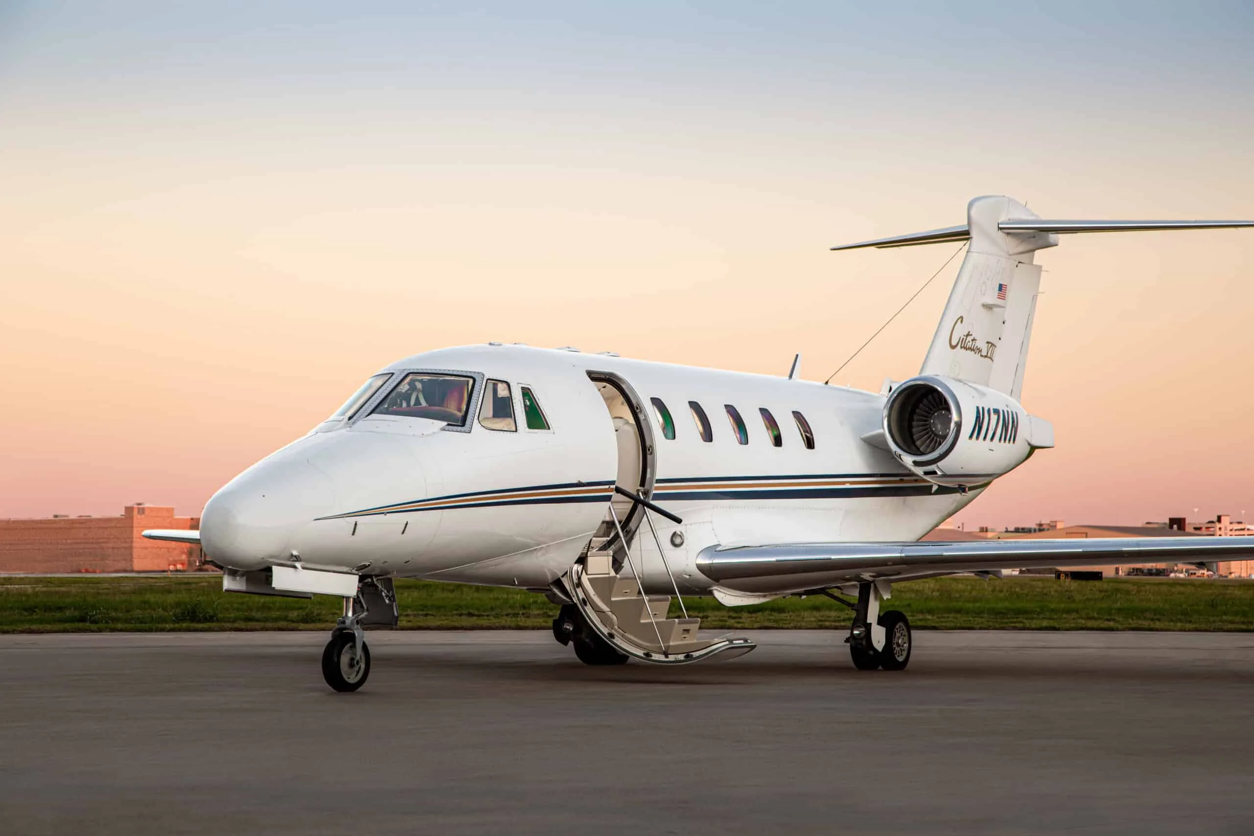 Exterior view of a 2010 Bombardier CL 605, N1500.