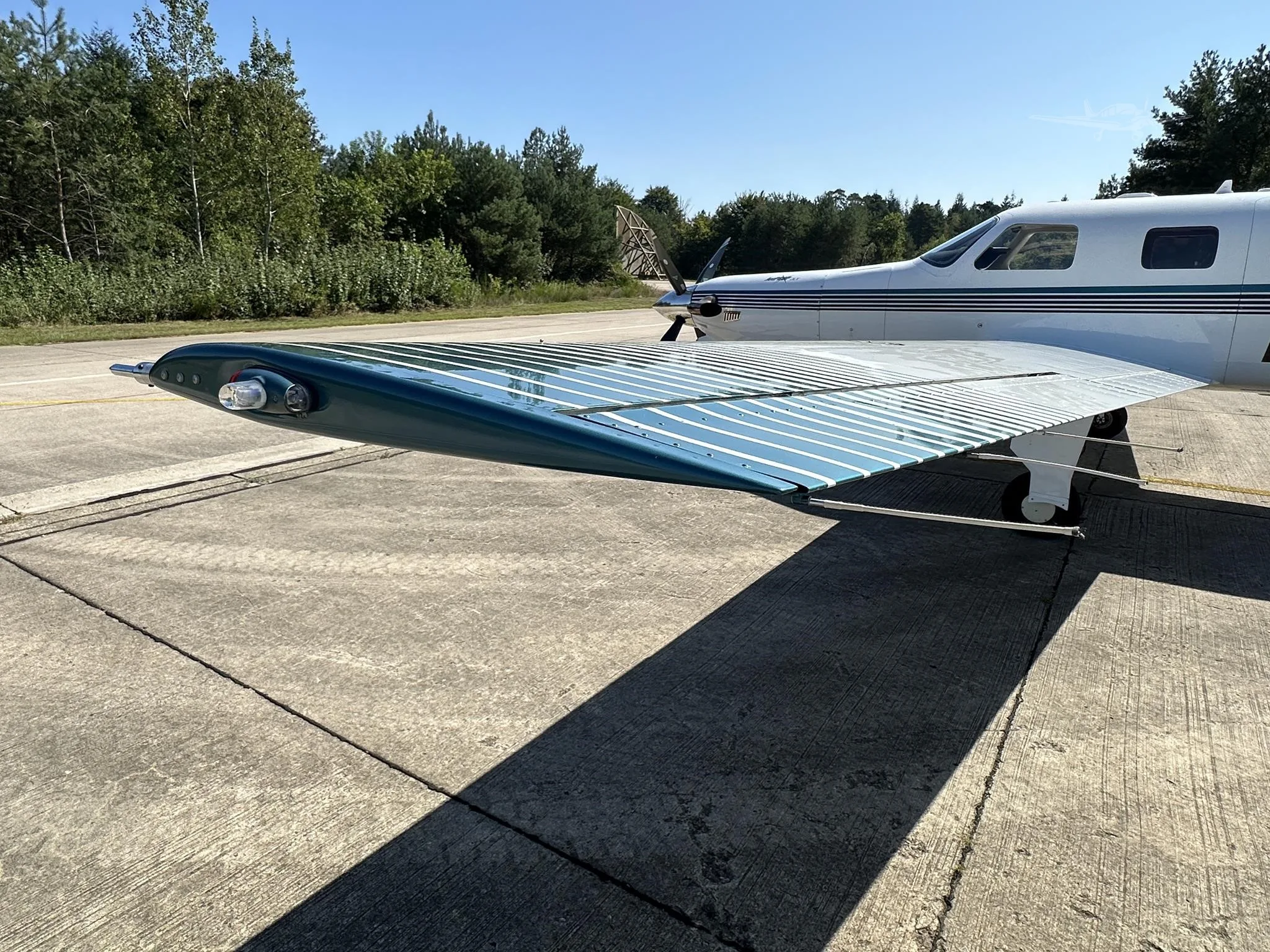 Exterior view of a 1998 PIPER JETPROP, D-EGAC.