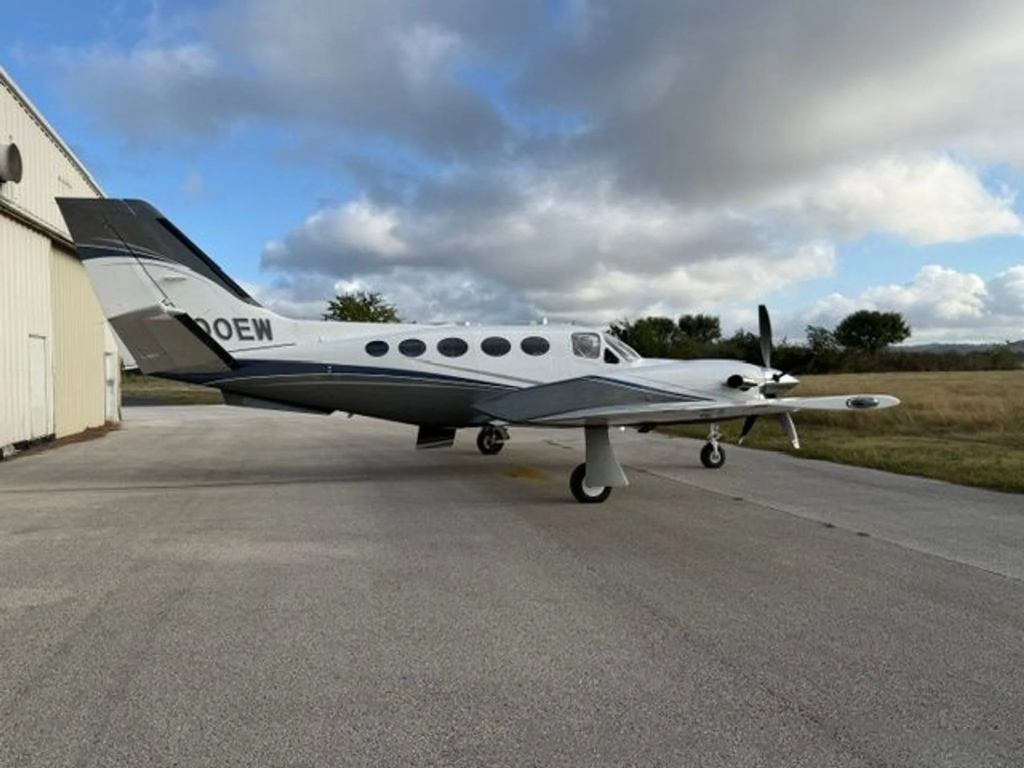 Exterior view of a 1981 CESSNA CONQUEST I, N400EW.