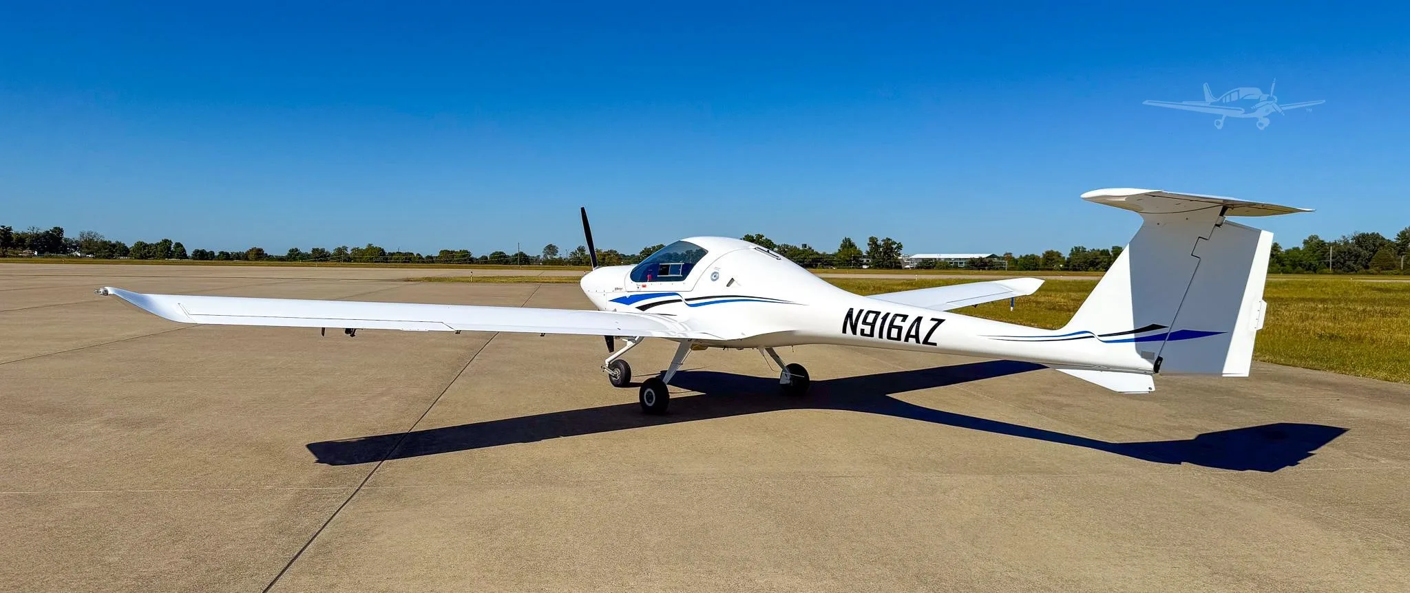 Exterior view of a 1998 DIAMOND DA20-C1, N916AZ.