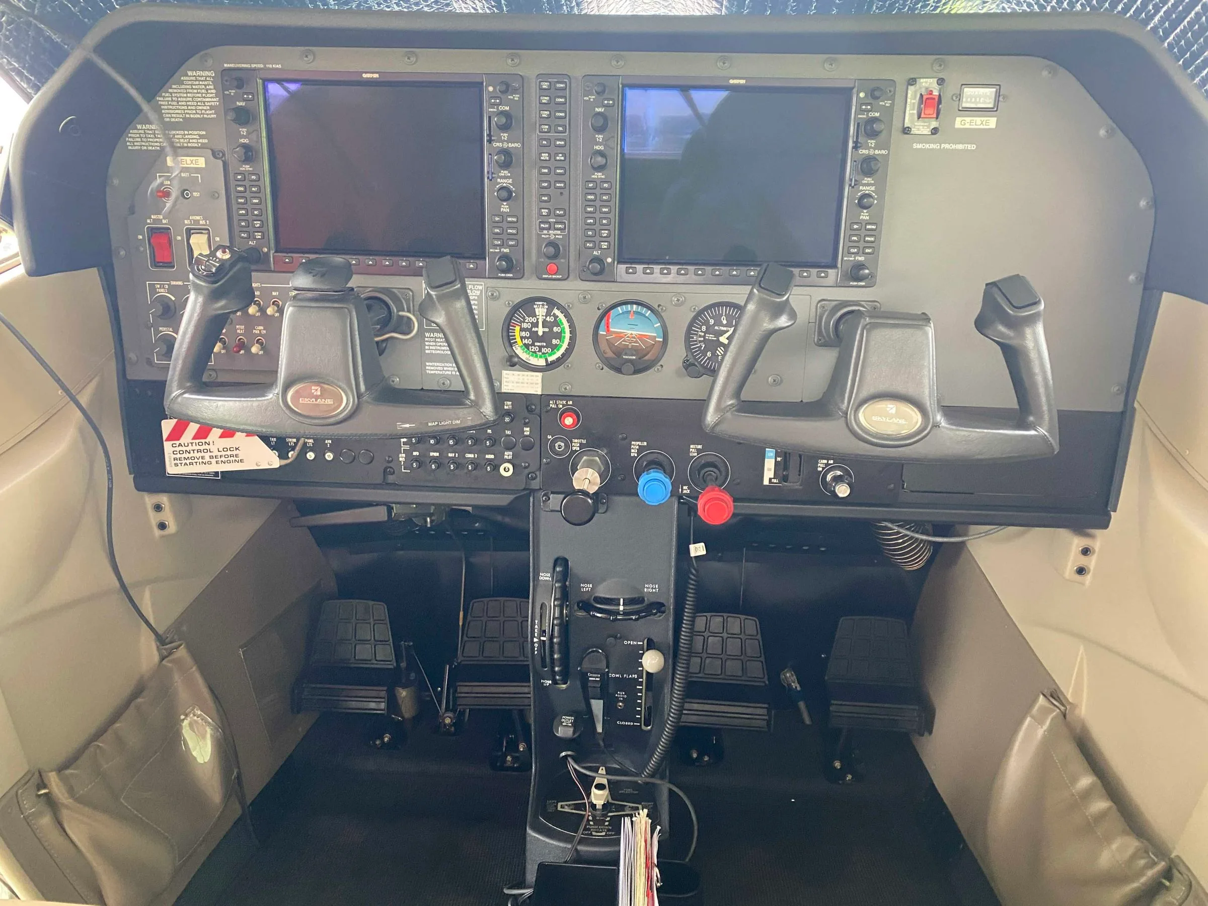 Cockpit and instrument panel of a 2007 Cessna 182T Skylane.