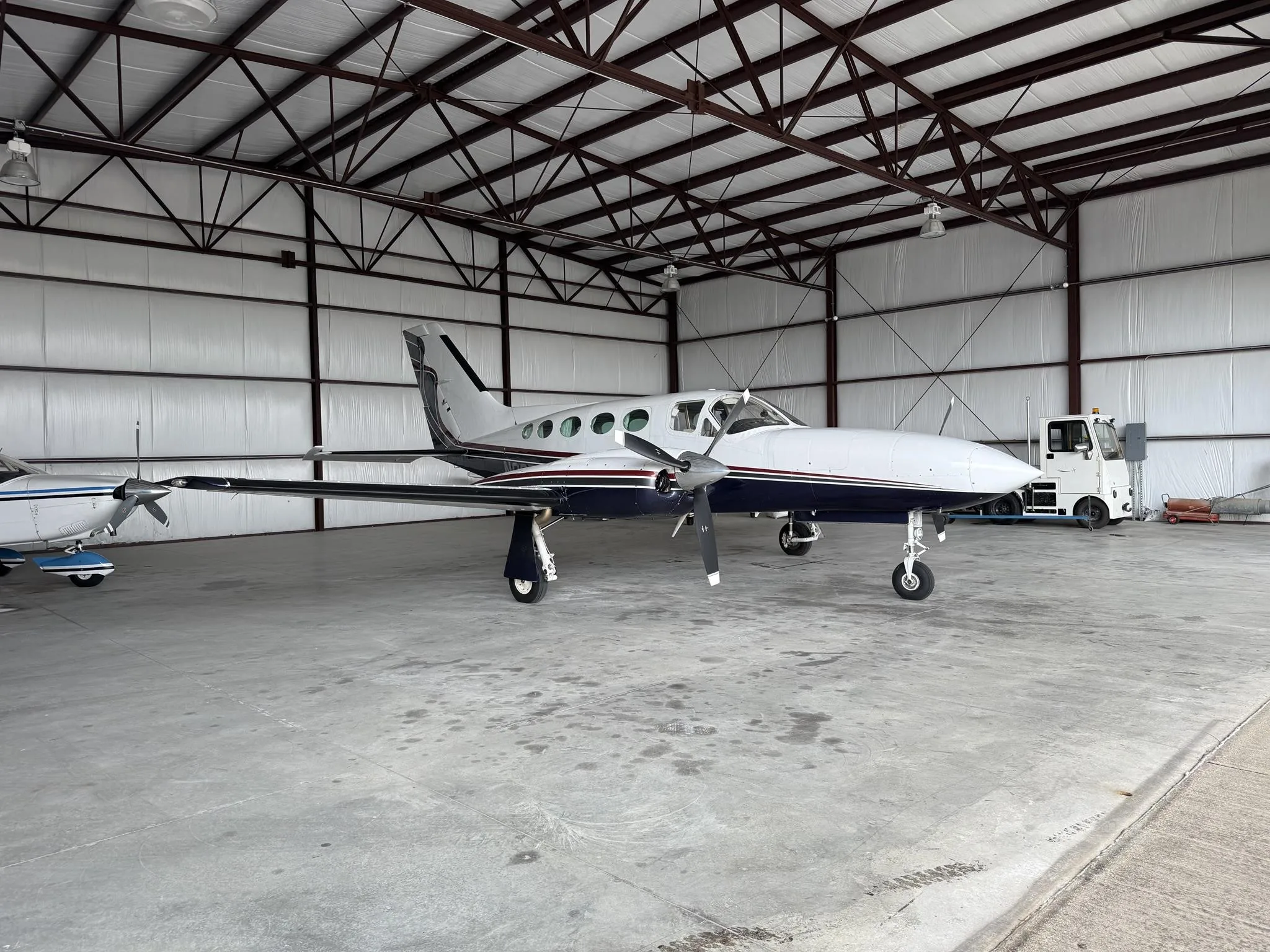 Exterior view of a CESSNA 421C, N2658Z.
