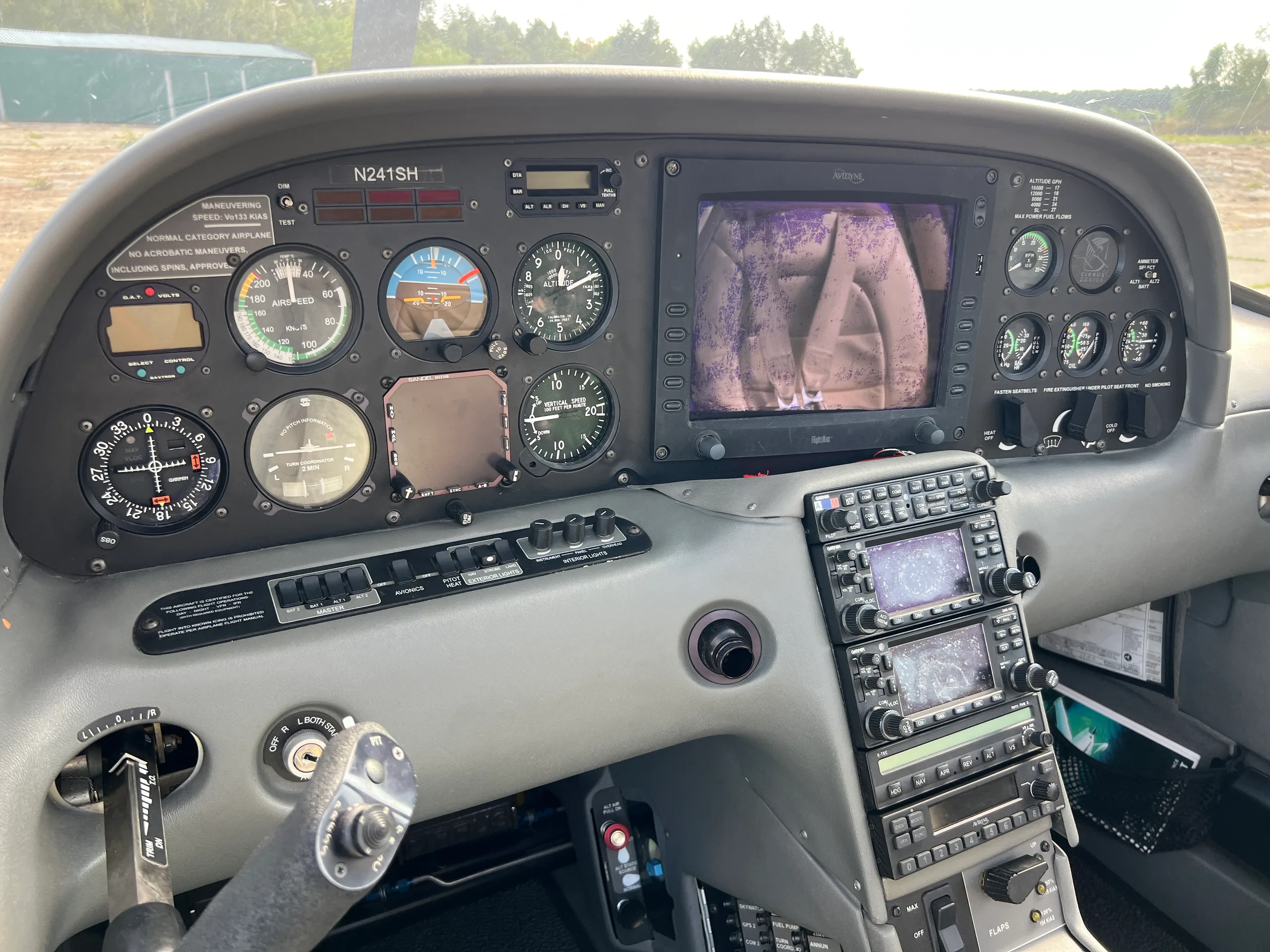 Cockpit and instrument panel of a 2002 Cirrus SR22 G1.