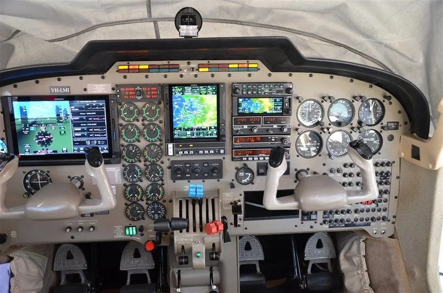 Cockpit and instrument panel of a 1997 PIPER SENECA V.