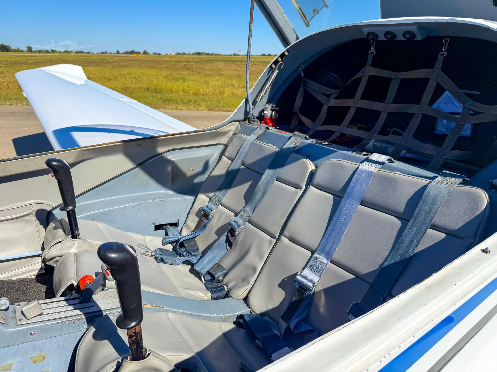 Exterior view of a 1998 DIAMOND DA20-C1, N916AZ.