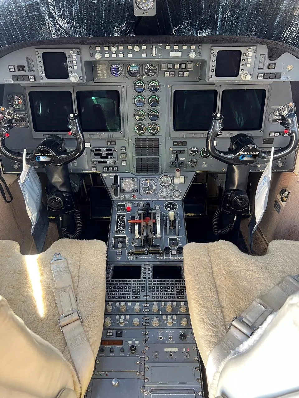 Cockpit and instrument panel of a 1998 ASTRA/GULFSTREAM ASTRA SPX.