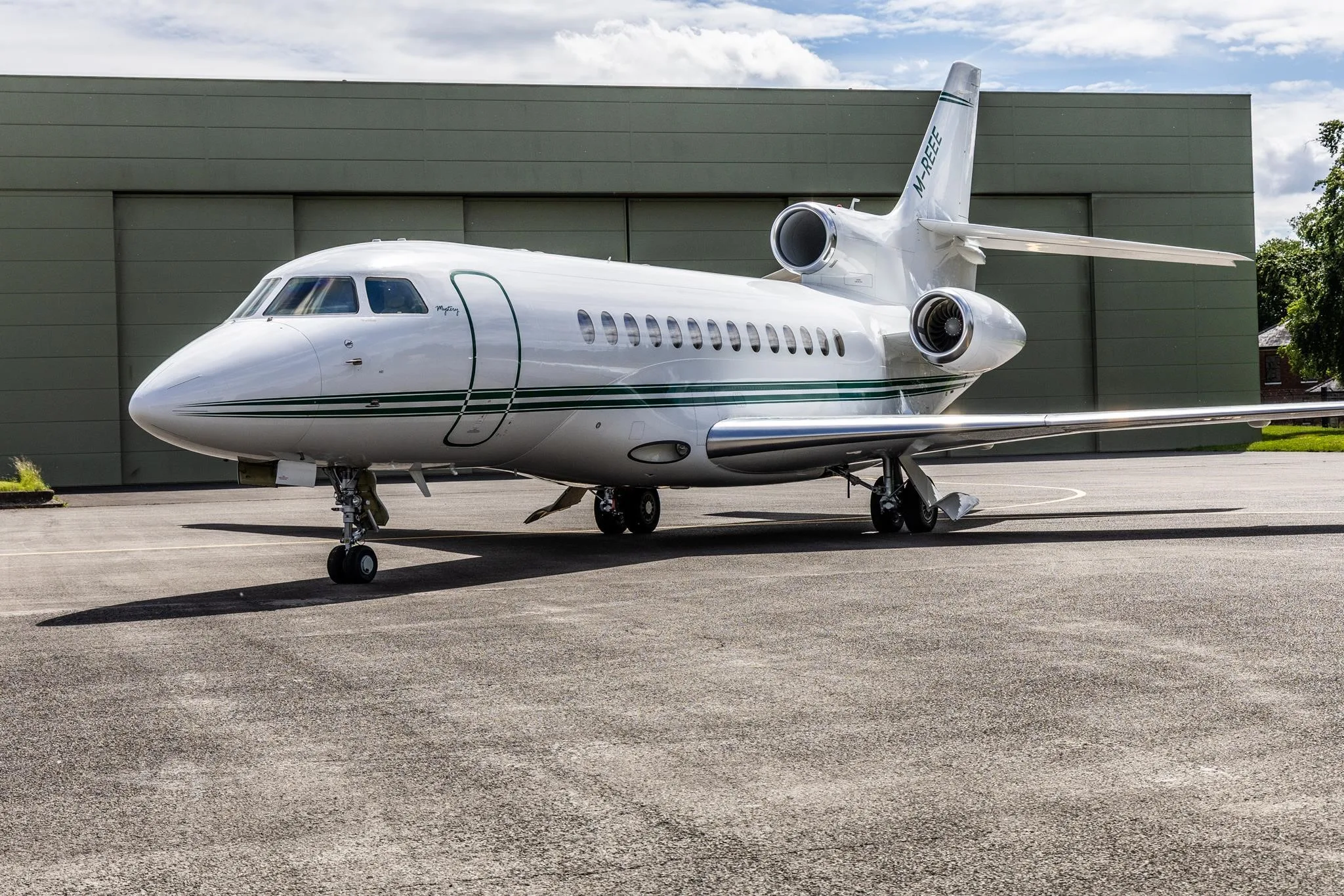 Exterior view of a 2008 DASSAULT FALCON 7X, M-REEE.
