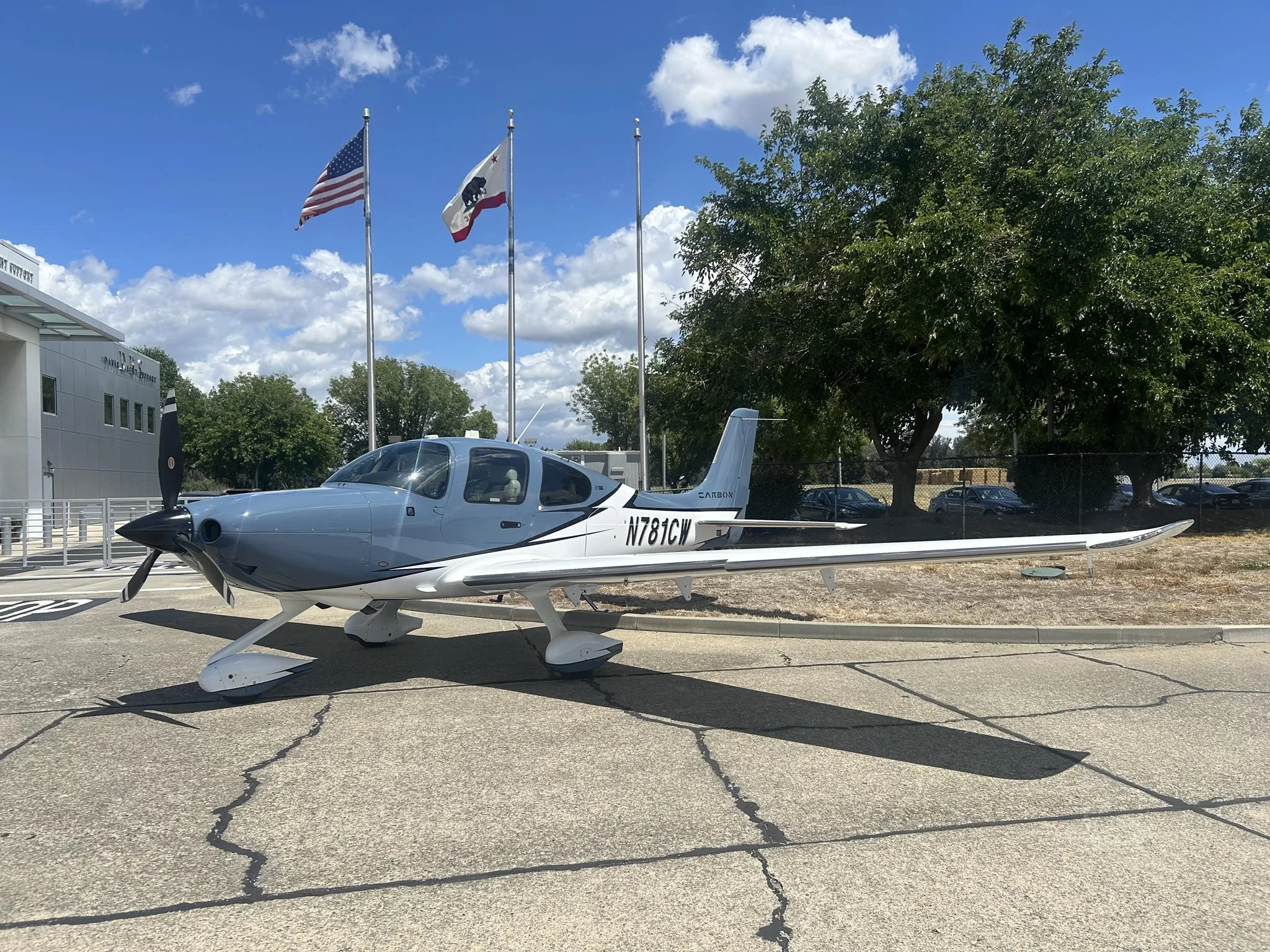 Exterior view of a 2020 CIRRUS SR22-G6 TURBO, N781CW.