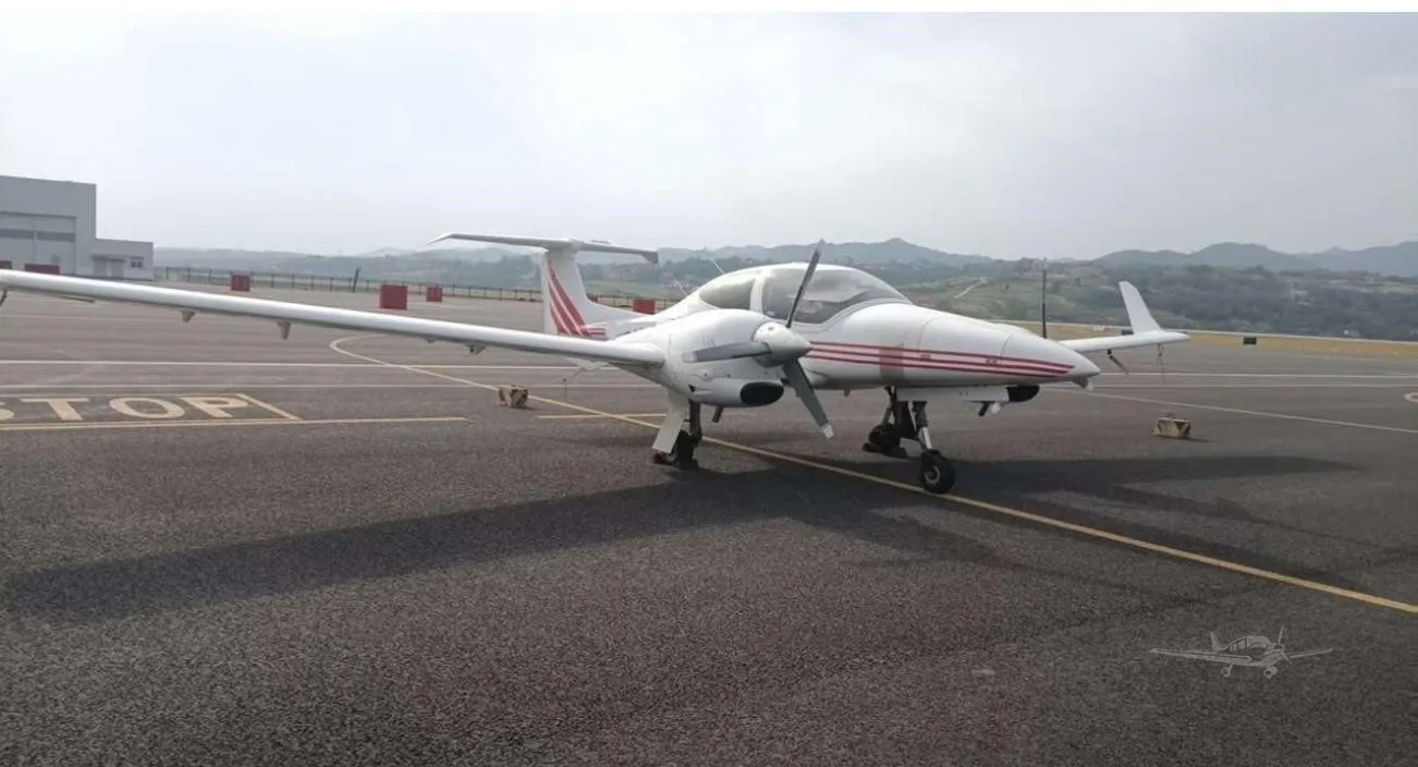 Exterior view of a 2008 DIAMOND DA42.