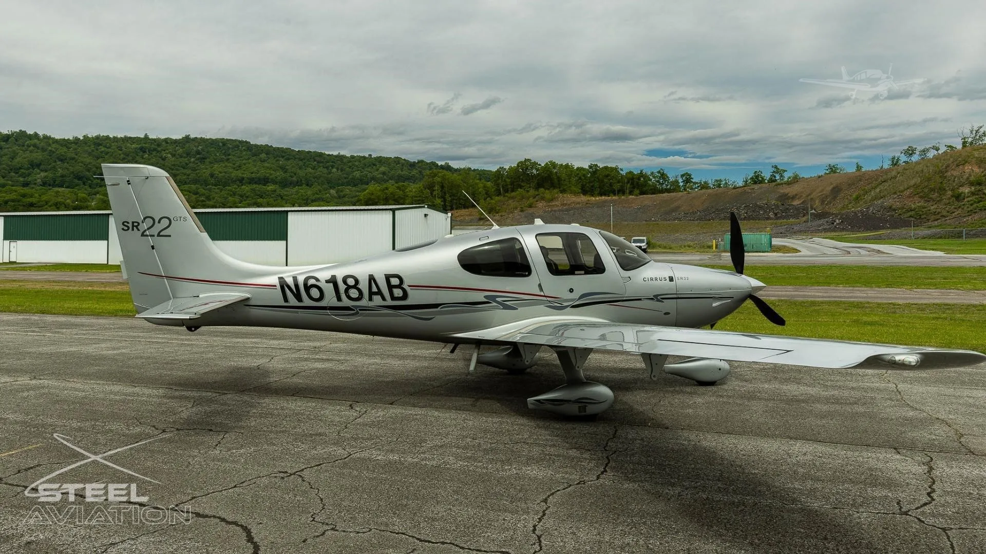 Exterior view of a 2010 CIRRUS SR22-G3, N618AB.