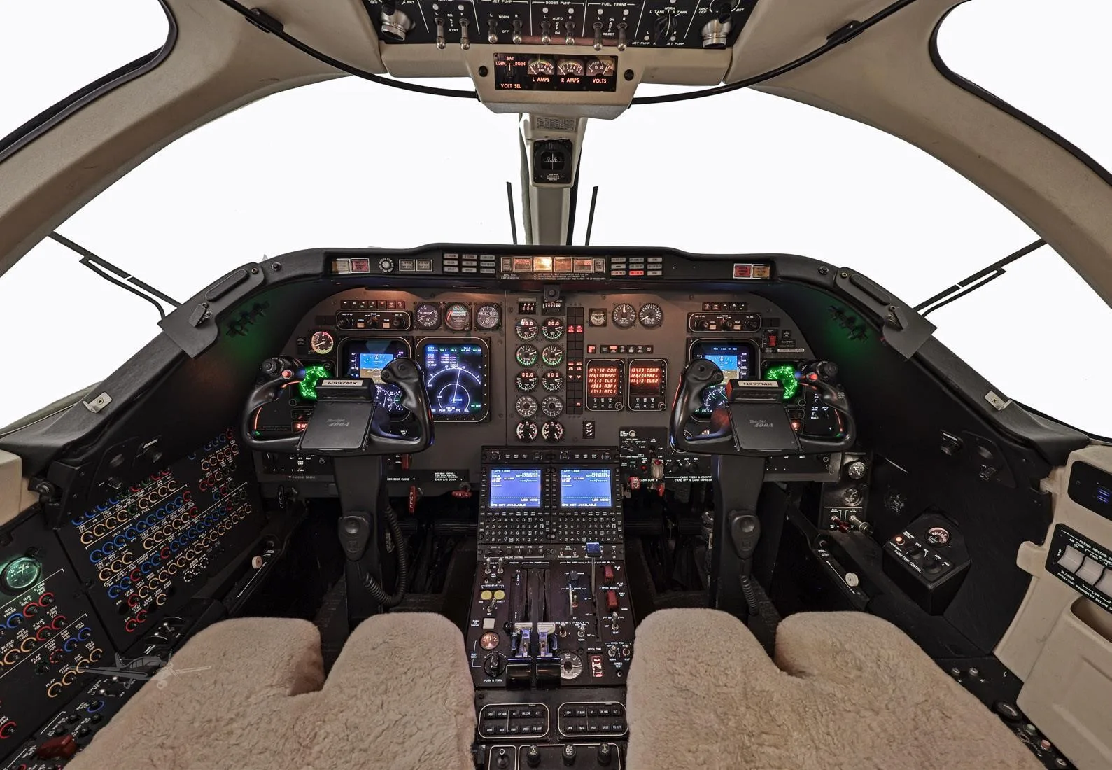 Cockpit and instrument panel of a 2000 BEECHCRAFT BEECHJET 400A.