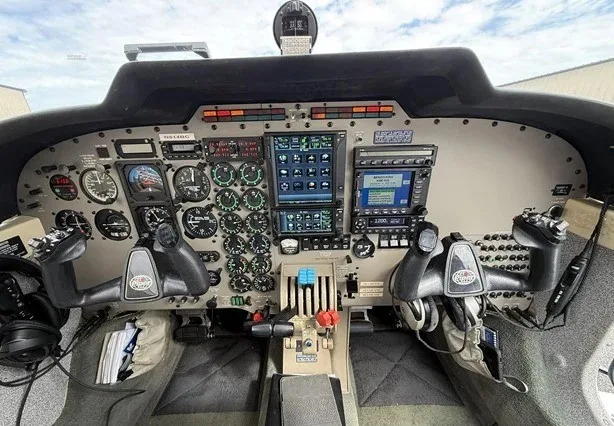 Cockpit and instrument panel of a 2004 Piper PA-34-220T Seneca V.