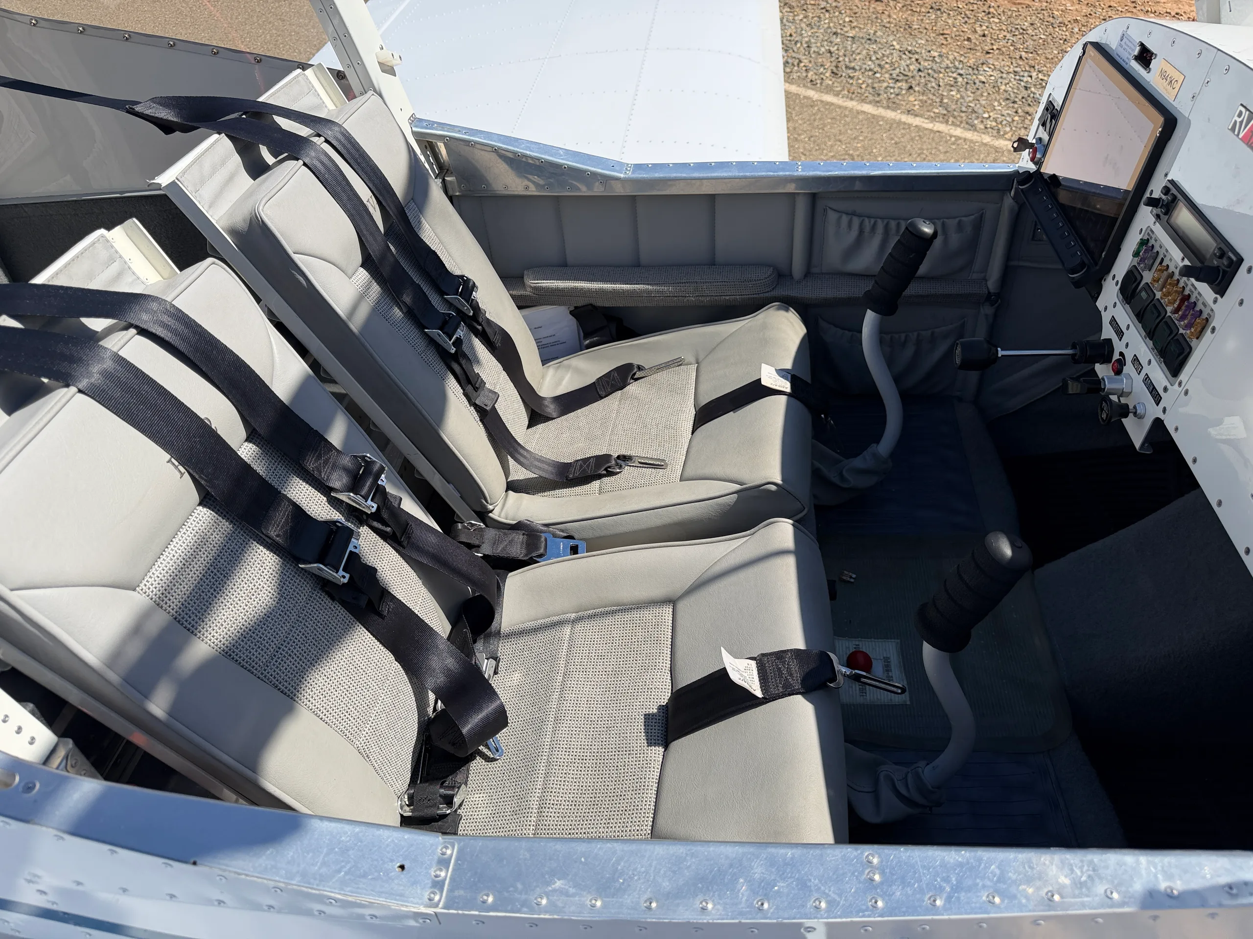 Exterior view of a 2015 Vans RV-12, N942KC.
