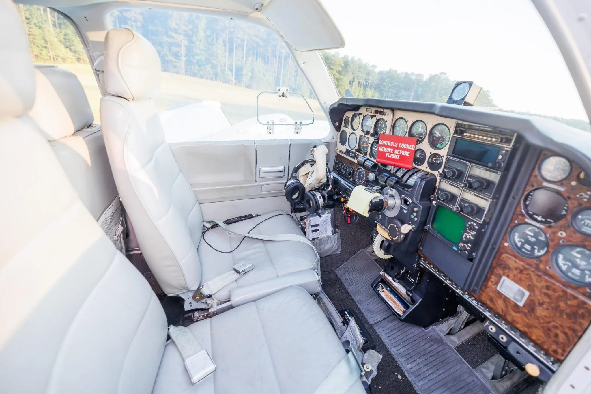 Cockpit and instrument panel of a 1977 BEECHCRAFT 58 BARON.