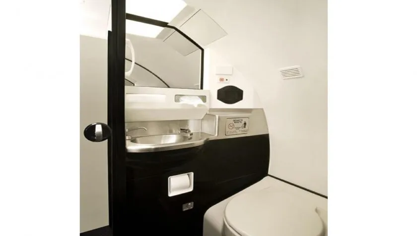 Cabin interior of a 1997 Bombardier Challenger 850LR 7187.