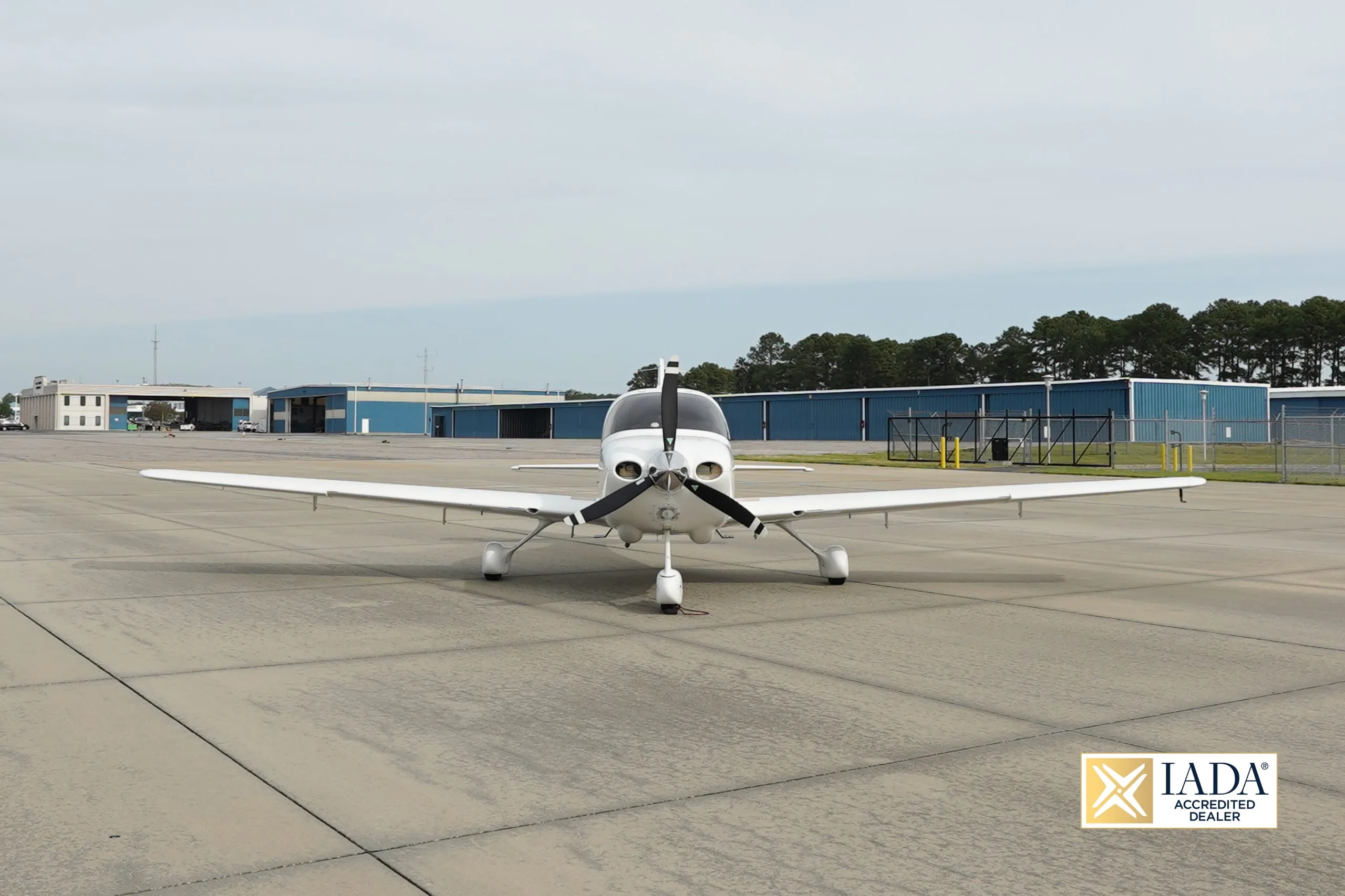 Exterior view of a 2005 Cirrus SR20 G2, N560EA.