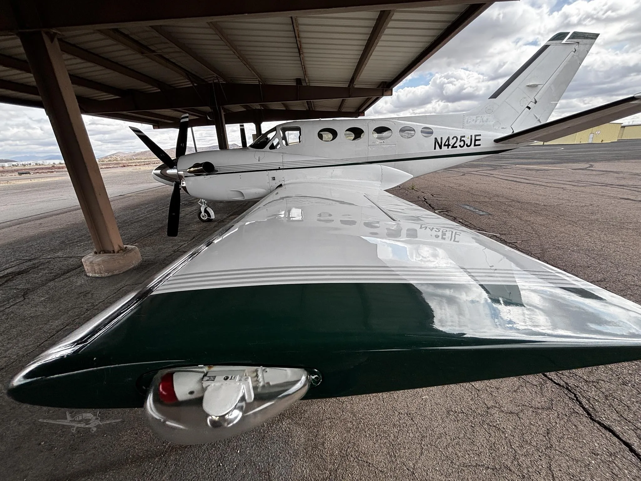 Exterior view of a 1981 CESSNA CONQUEST I, N425JE.