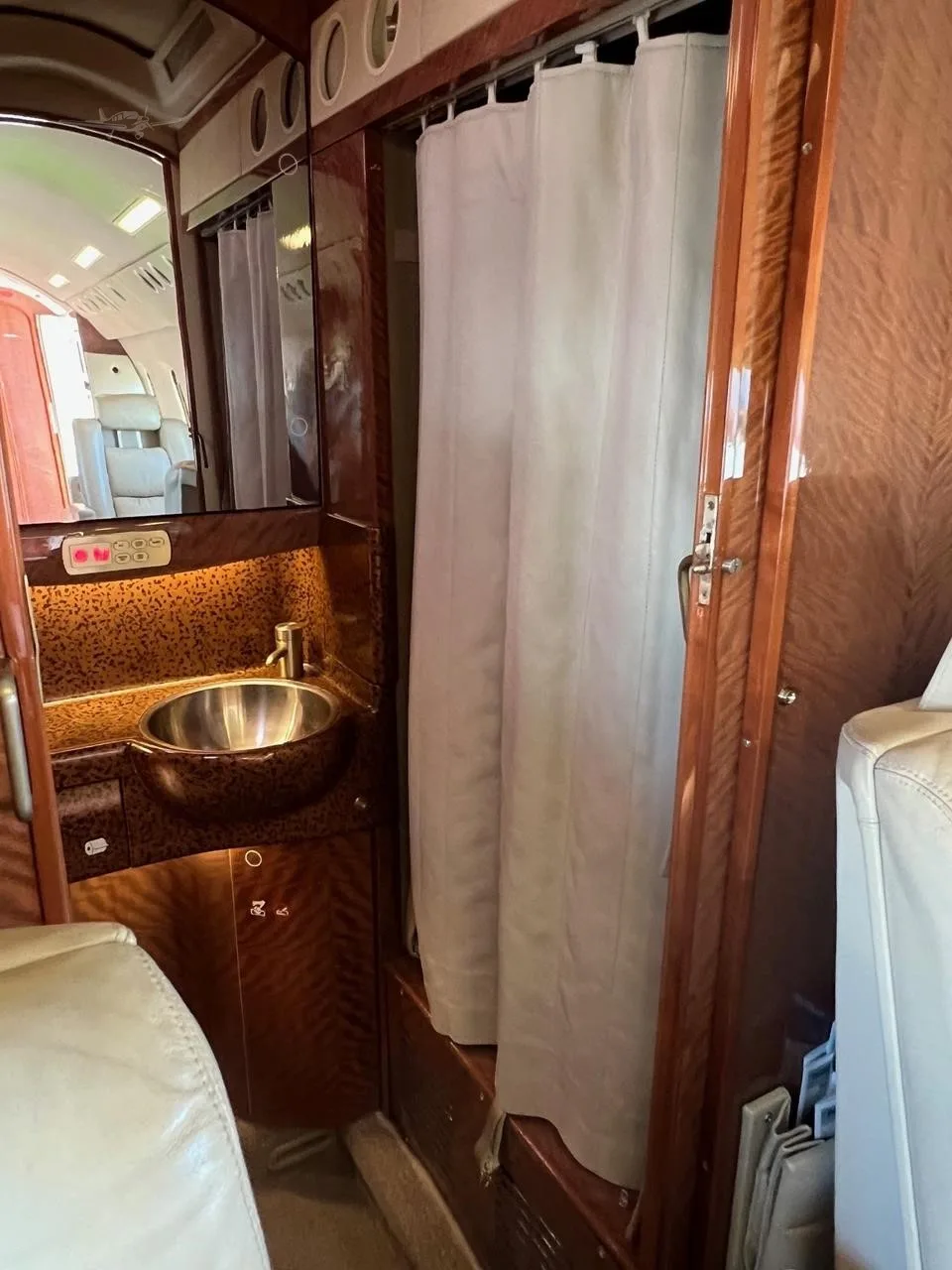 Cabin interior of a 1998 ASTRA/GULFSTREAM ASTRA SPX.