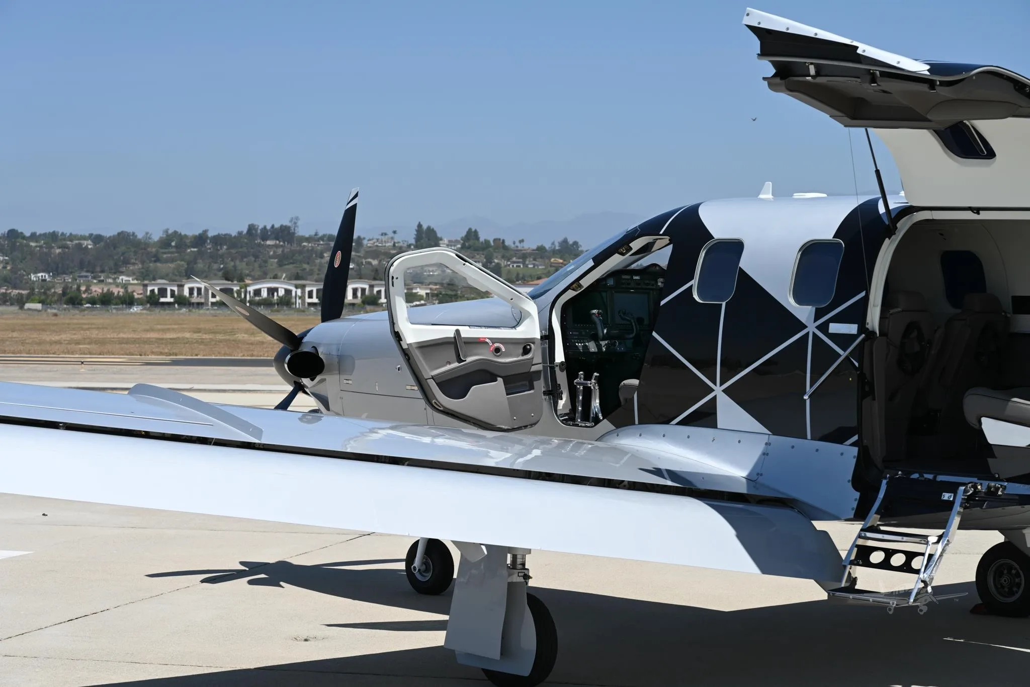 Exterior view of a 2025 DAHER TBM 960, N53MT.