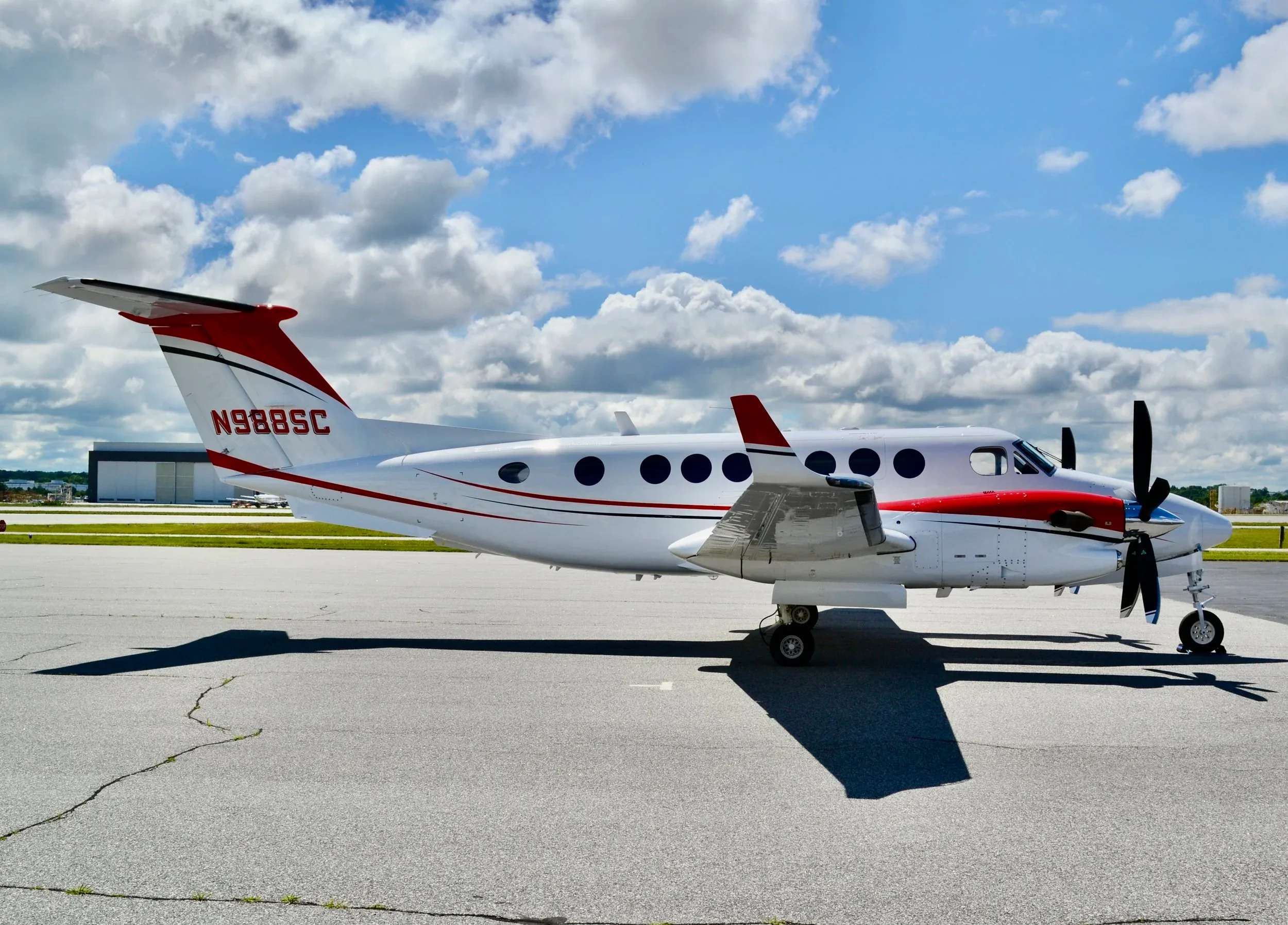 Exterior view of a 1999 Beechcraft KING AIR 350 — Carolina Jet.