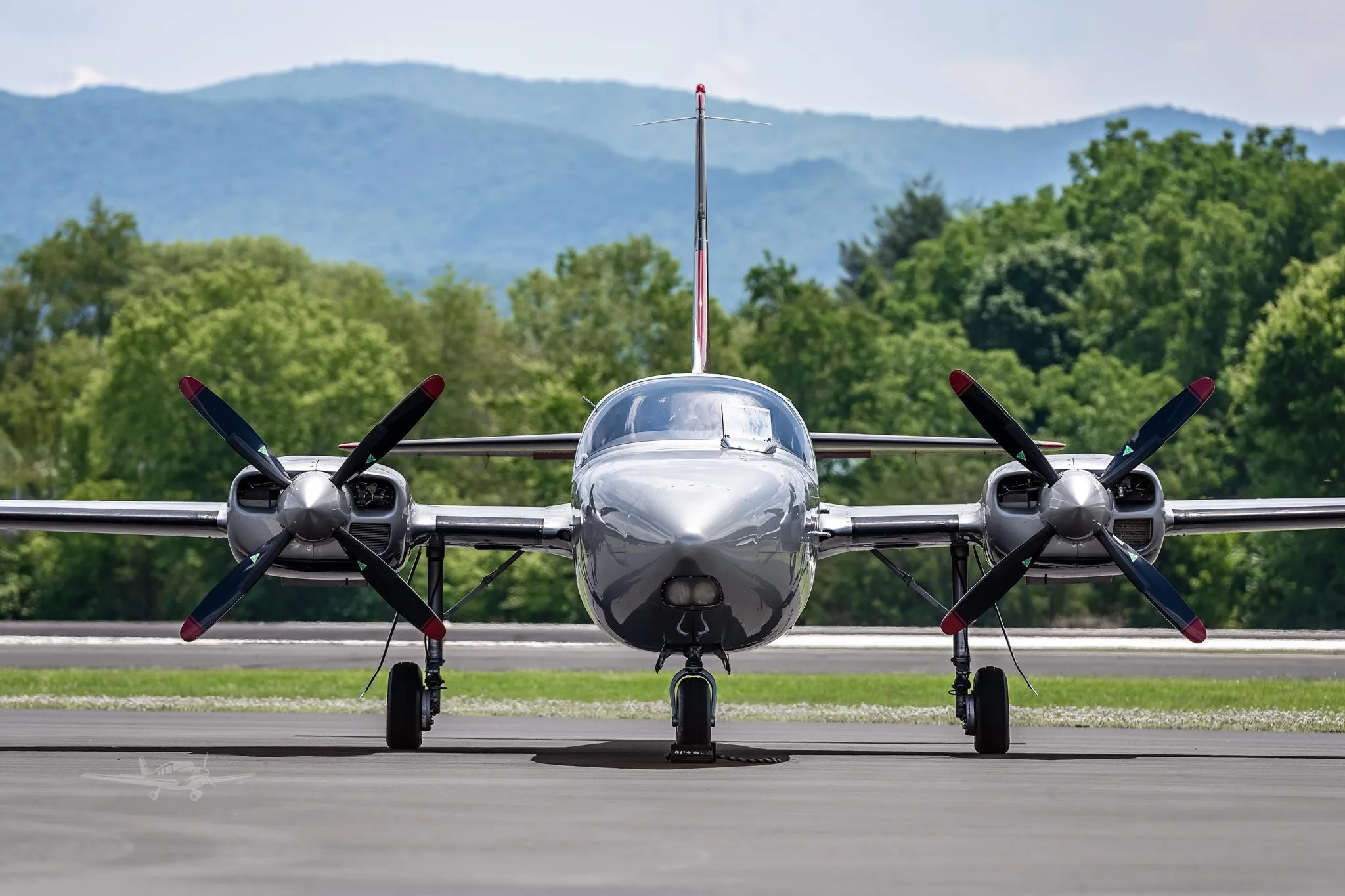 Exterior view of a 1984 AEROSTAR 700P, N702PG.